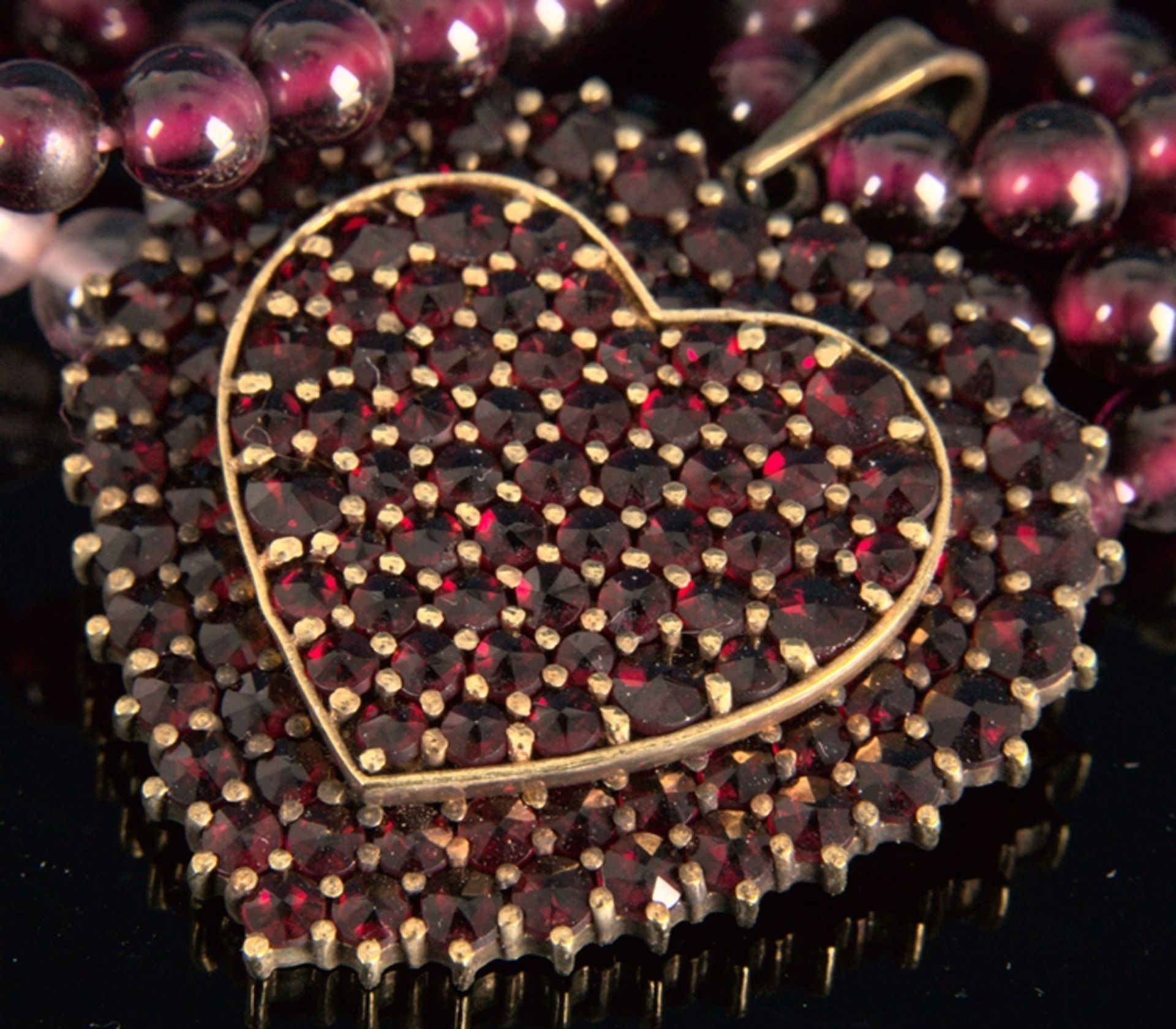 Zeitlose Halskette mit Granat besetztem Herz-Anhänger, Sicherheitsverschluß aus 333er Gelbgold, - Bild 3 aus 8