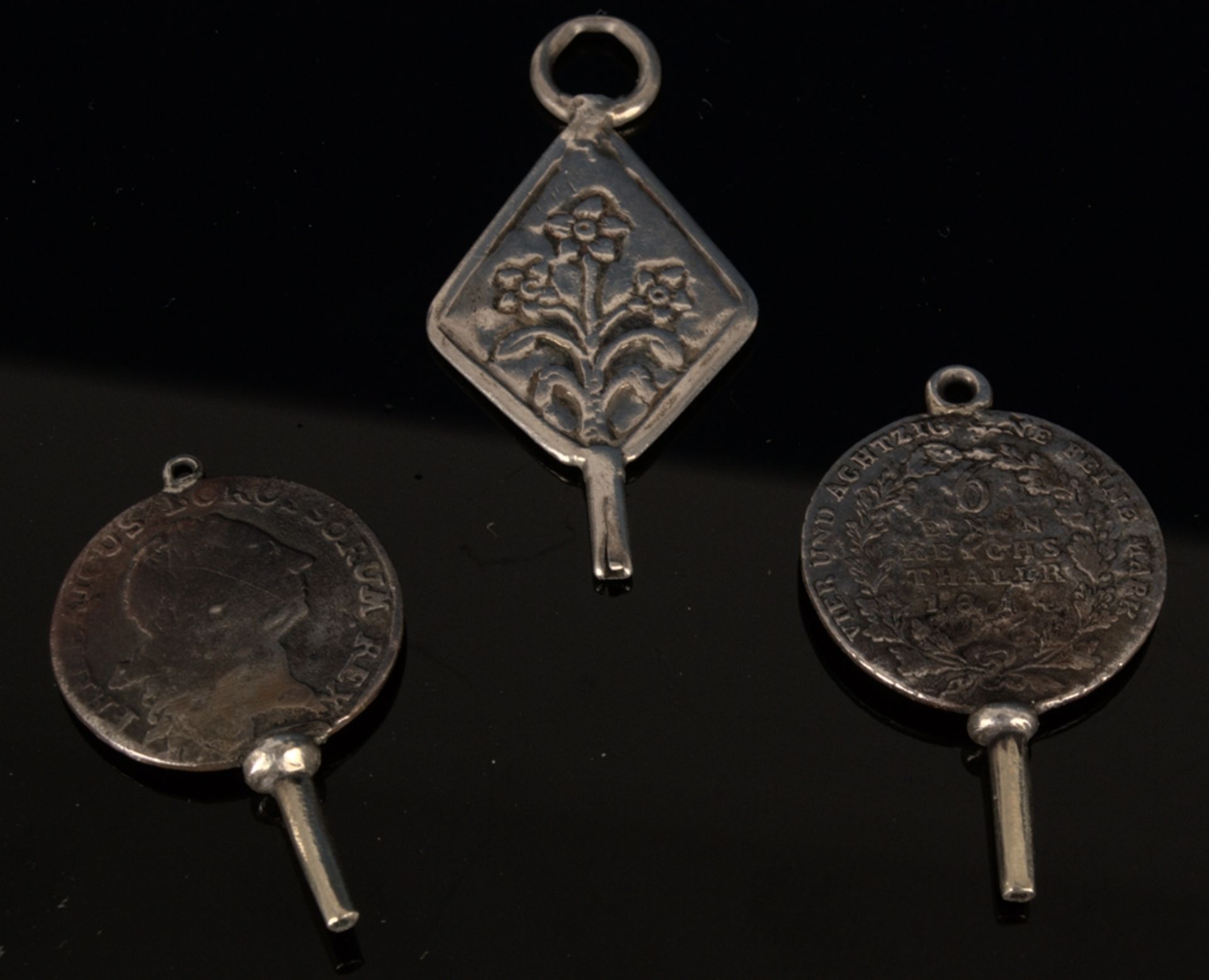 9teilige Sammlung versch. Taschenuhrenschlüssel, überwiegend 19. Jhd. Versch. Alter, Größen, - Image 5 of 18