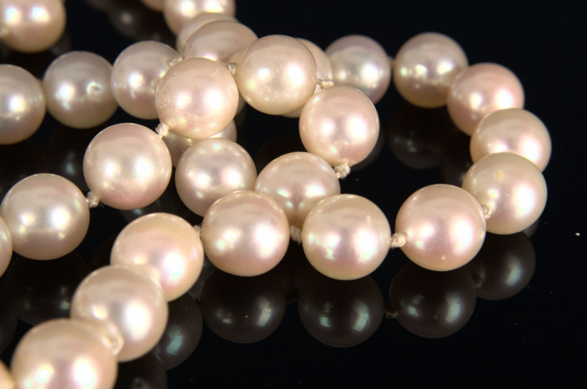 Elegante, zweireihige Perlenkette mit Weißgold-Sicherheitsverschluß, dieser mit Saphirbesatz. - Bild 10 aus 13