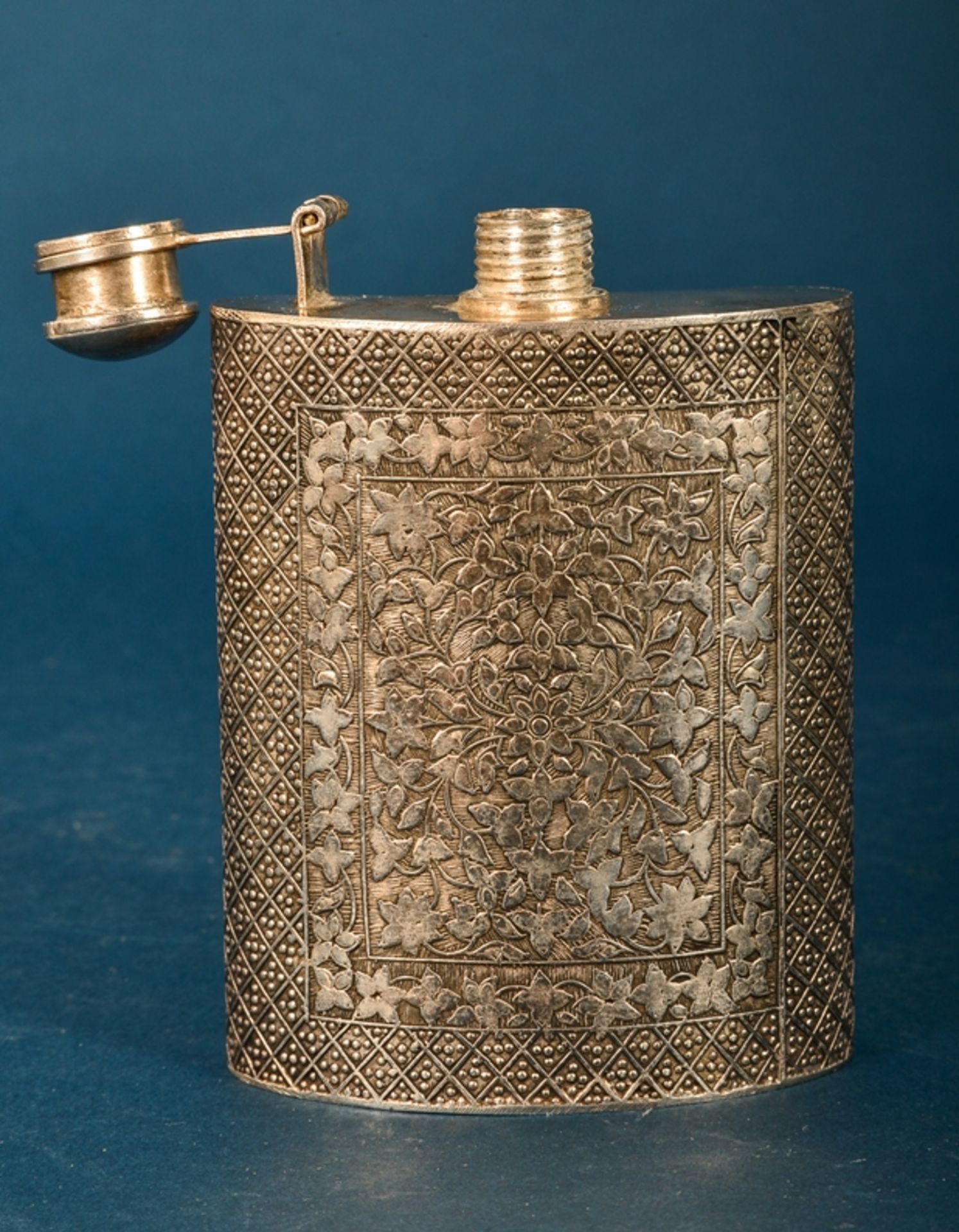 Silberne Taschenflasche mit Schraubverschluß. Geprüftes, wohl 900er Silber, Persien um 1920/30, sehr - Bild 4 aus 8