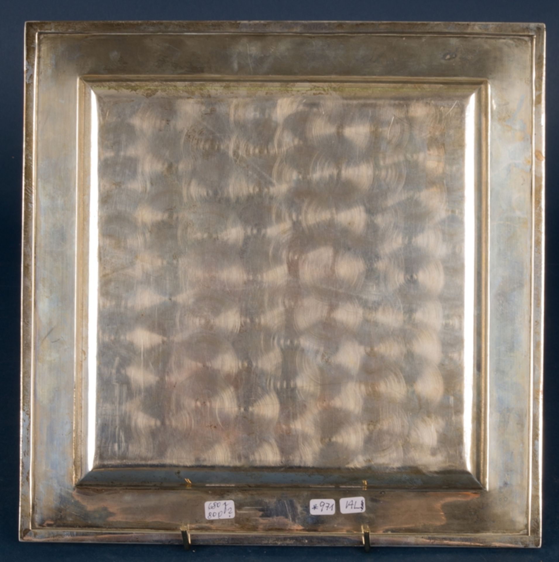 Quadratisches 800er Silbertablett, Handarbeit, Punzen *971 - AL", ca. 28 x 28,5 cm, ca. 680 gr. Sehr - Image 4 of 6