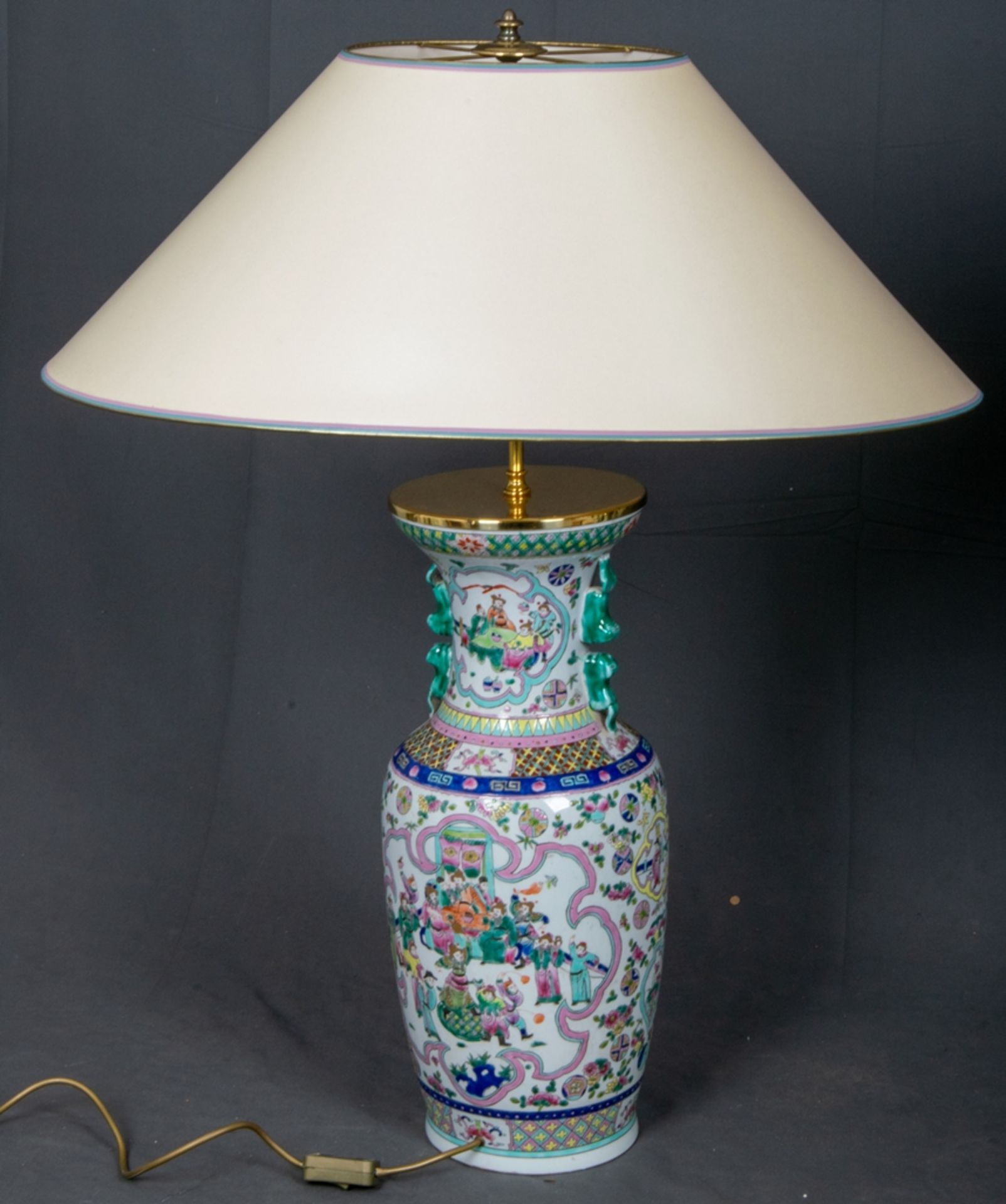 Paar dekorativer Tischlampen, hohe, bauchige Tischvasen, Weißporzellan mit polychromer - Image 10 of 13