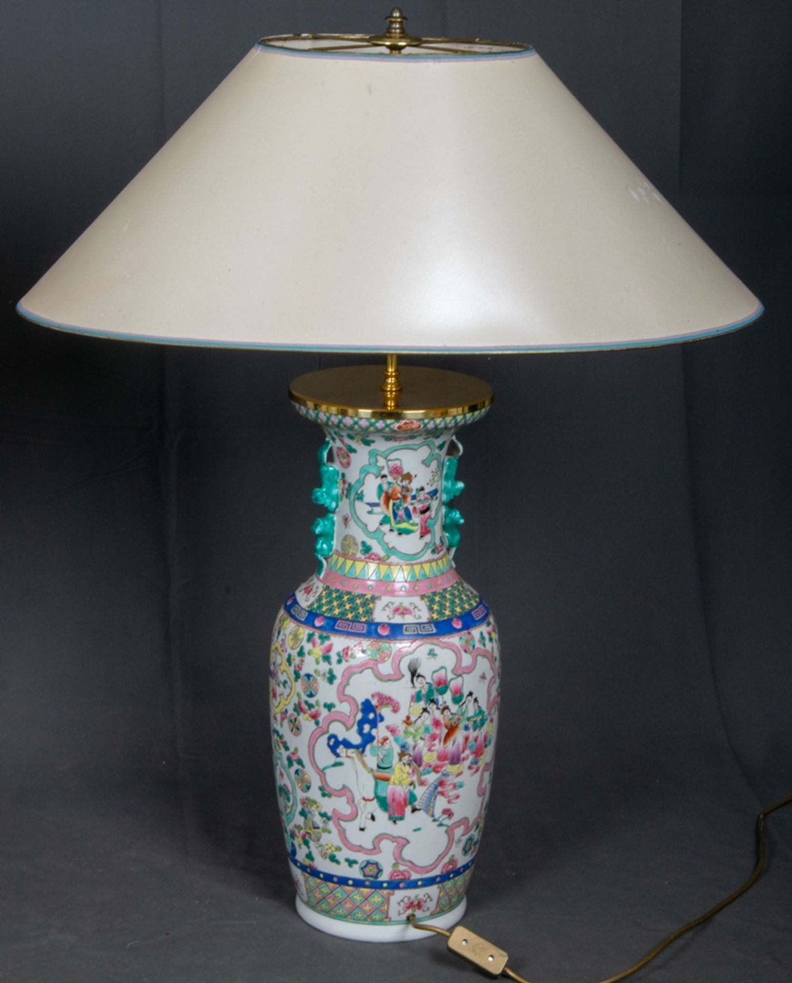 Paar dekorativer Tischlampen, hohe, bauchige Tischvasen, Weißporzellan mit polychromer - Image 9 of 13