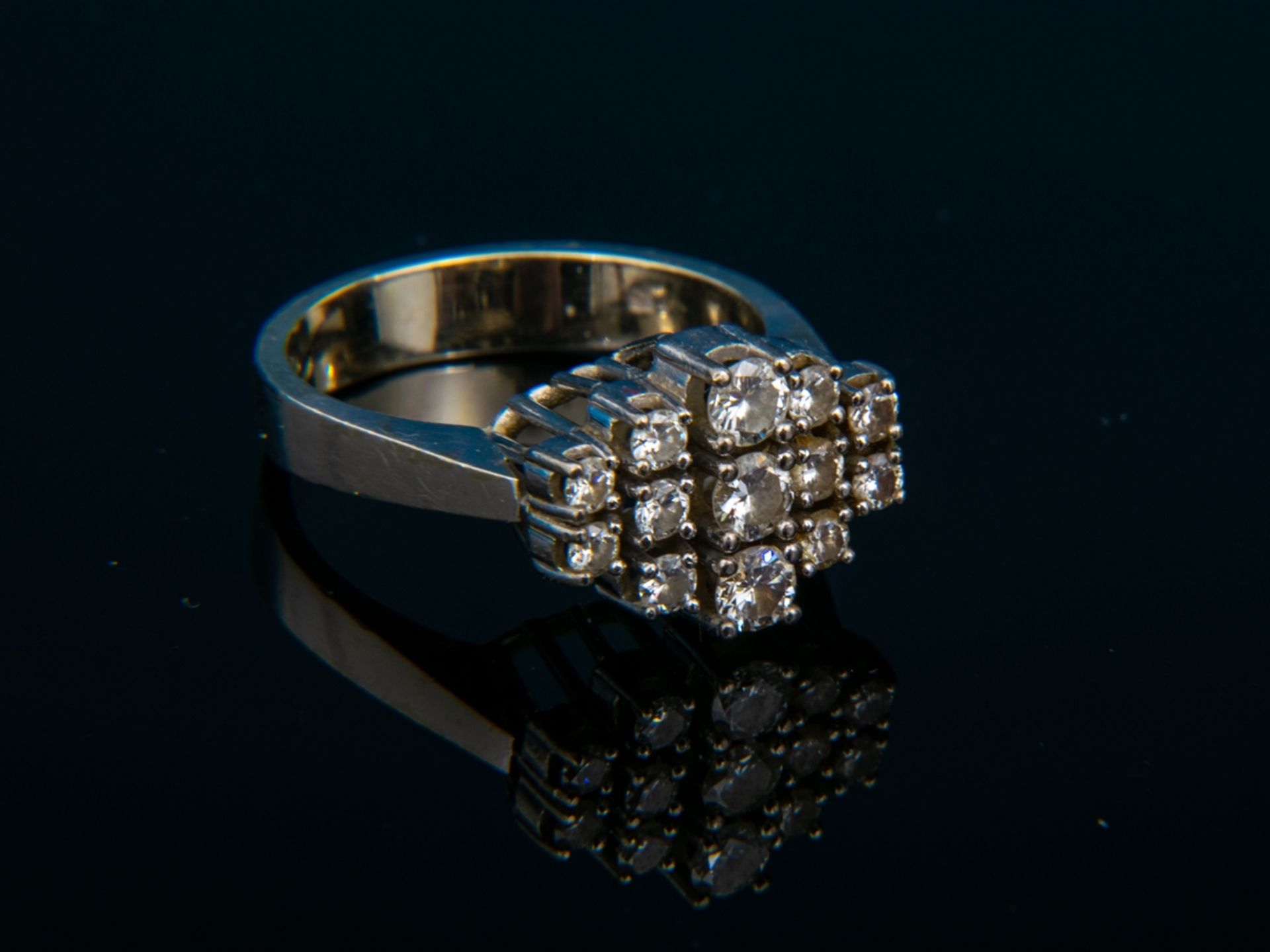 Prächtiger 585er Weißgoldring mit Diamantbesatz. 13 Steine von zusammen ca. 0,55 ct.