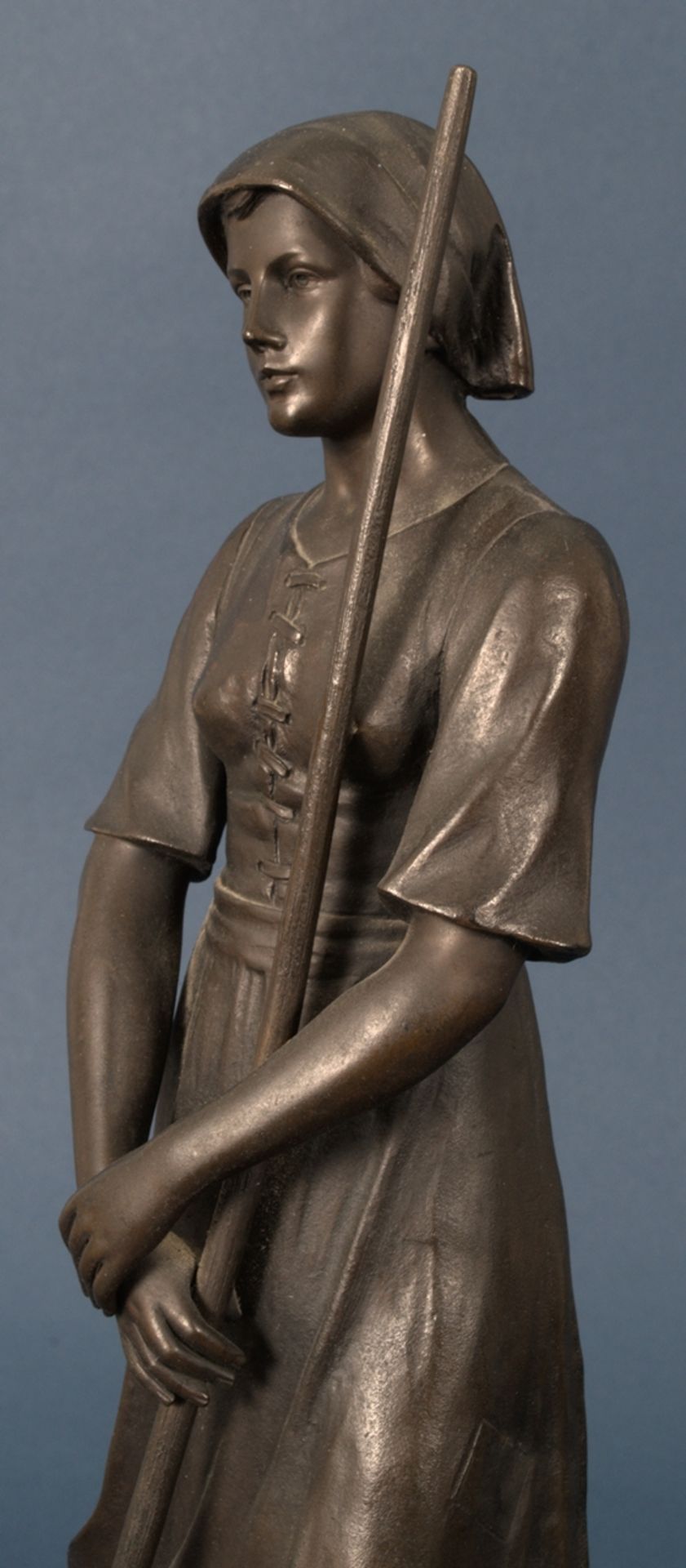 "Jungbäuerin" mit Heu-Rechen, dunkelbraun patinierte Bronze, auf naturalistisch gestalteter - Bild 8 aus 20