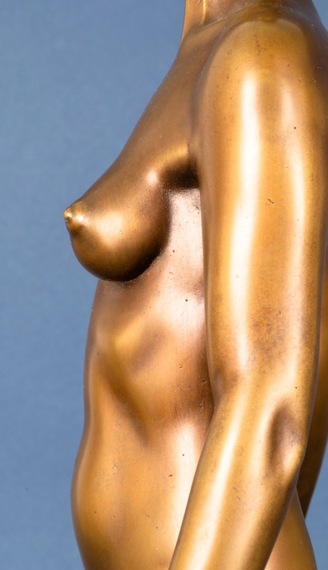 "Mädchen auf dem Weg" (Original Titel), multiple, goldbraun patinierte Bronze des Karl-Ludwig - Bild 9 aus 15