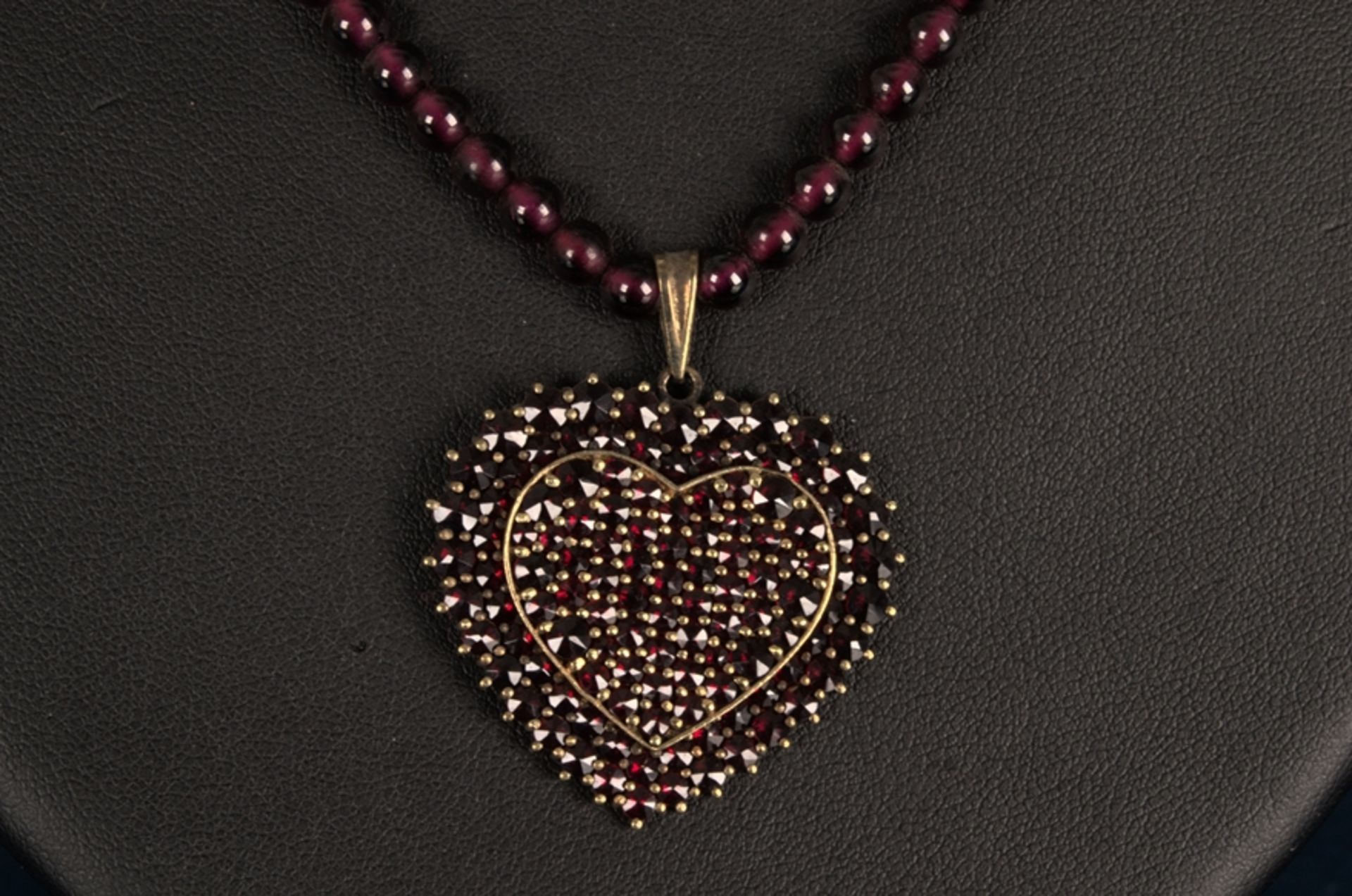 Zeitlose Halskette mit Granat besetztem Herz-Anhänger, Sicherheitsverschluß aus 333er Gelbgold, - Bild 7 aus 8