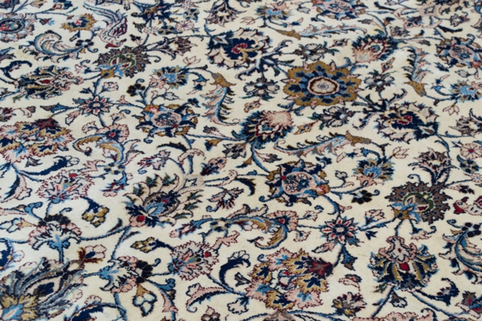 Großer, eleganter Orientteppich, Iran, Ende 20. Jhd., ca. 290 x 450 cm. Durchgemusterter Fond, - Bild 5 aus 17