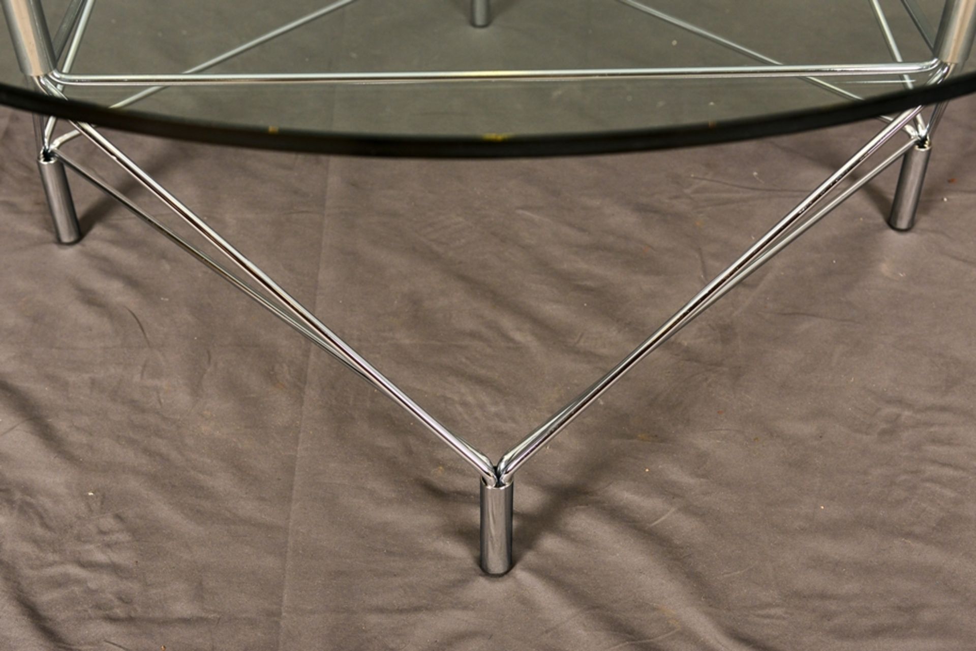 Couchtisch. Verchromtes Rohrgestänge mit aufliegender, farbloser, runder Glasplatte. Höhe ca. 45 cm, - Bild 2 aus 2