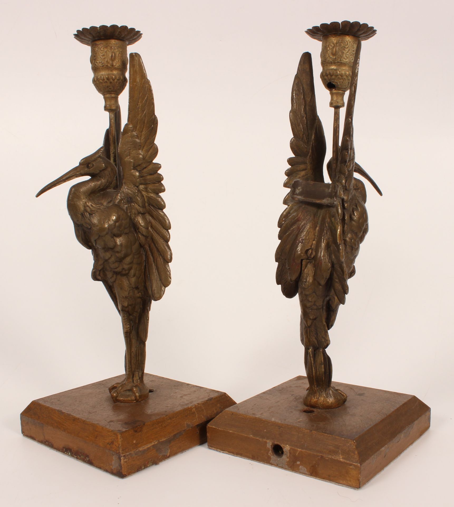 Paar einflammiger Tischlampen in Form eines stehenden Vogels mit hochgerecktem Gefieder. Höhe ca.