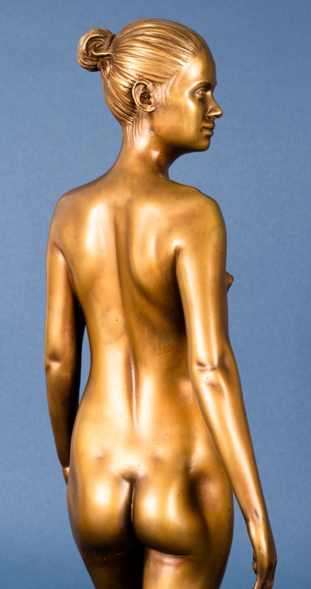 "Mädchen auf dem Weg" (Original Titel), multiple, goldbraun patinierte Bronze des Karl-Ludwig - Bild 5 aus 15