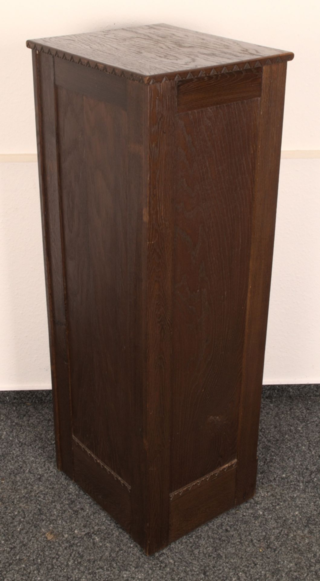 Rolladenschrank auf Rollen, Eiche, 1920er/30er Jahre, schöner Erhalt. Ca. 122 x 45 x 39 cm. - Bild 5 aus 9