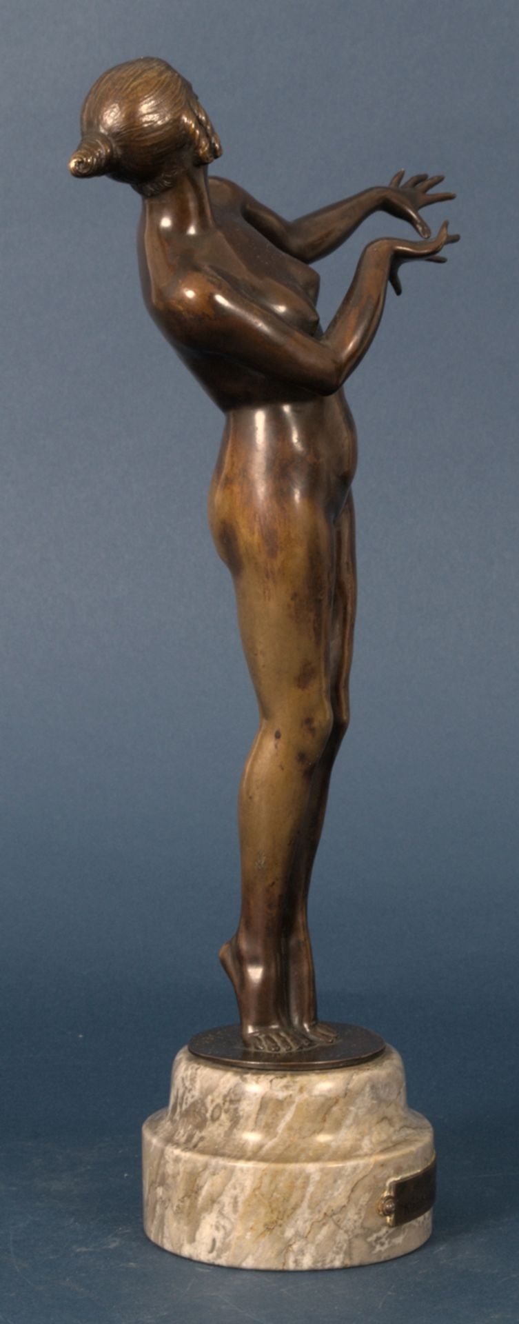 "Ausdrucksstarker weiblicher Akt". Auf getrepptem Natursteinsockel stehende Figur einer nackten - Bild 15 aus 31