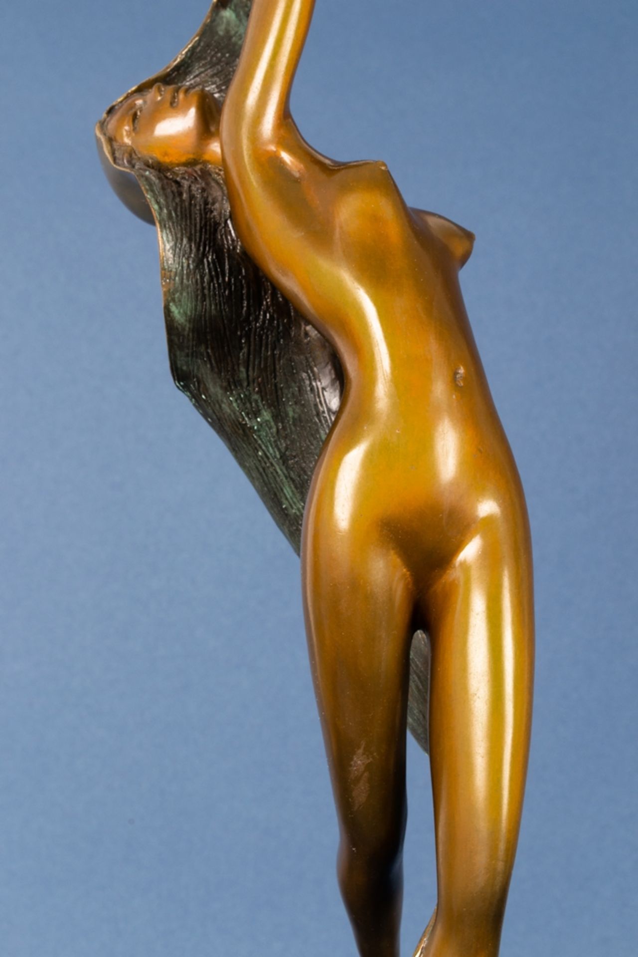 "Erotische Tänzerin" mit langem Haar. Multiple Bronze des Angelo Basso (1943 - 2011), Basso war - Bild 6 aus 9