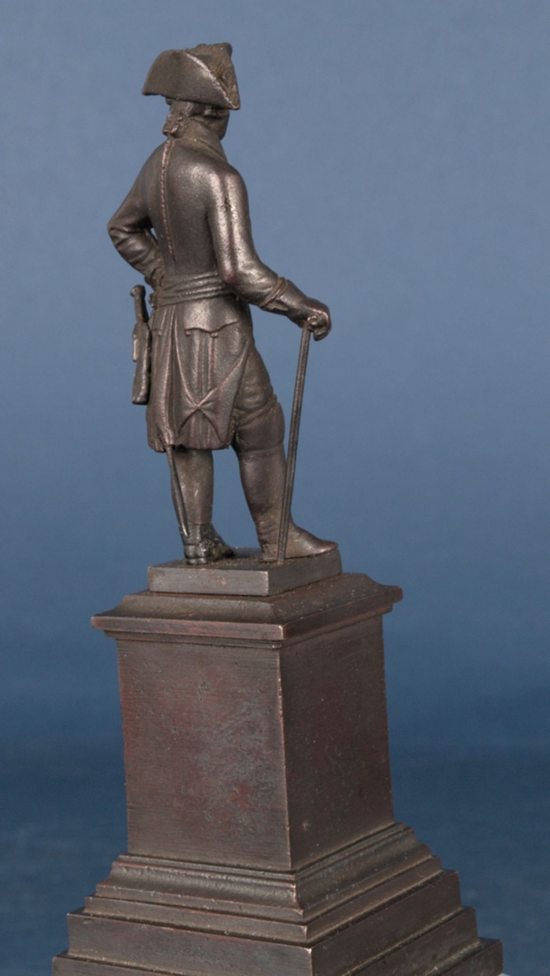 "Der alte Fritz" - Standfigur von "Friedrich dem Großen" auf mehrfach getreppem Sockel. - Bild 4 aus 14