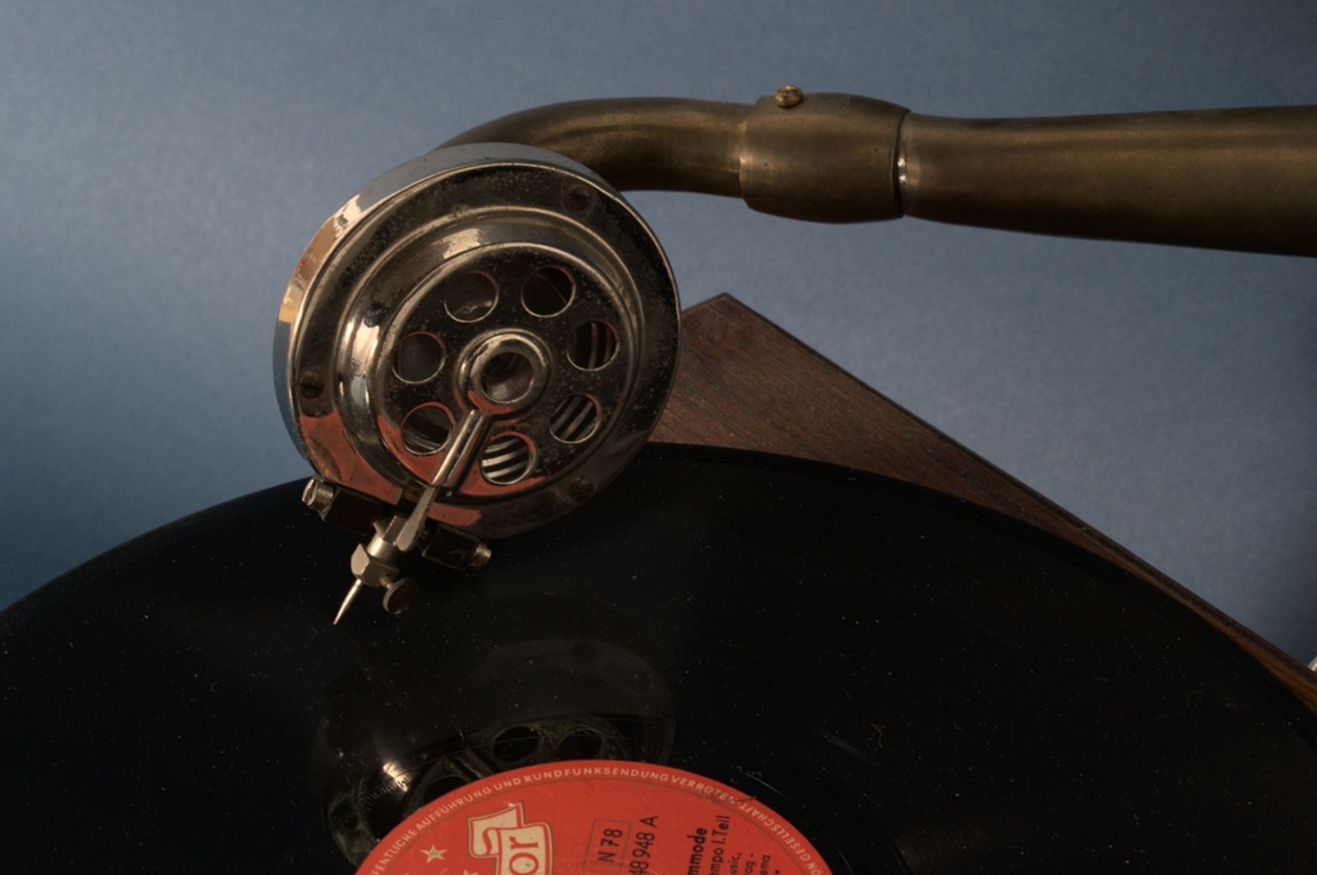 Spielbereites, nostalgisches Trichtergrammophon/Reproduktion eines frühen Schallplattenspielers - Bild 12 aus 19