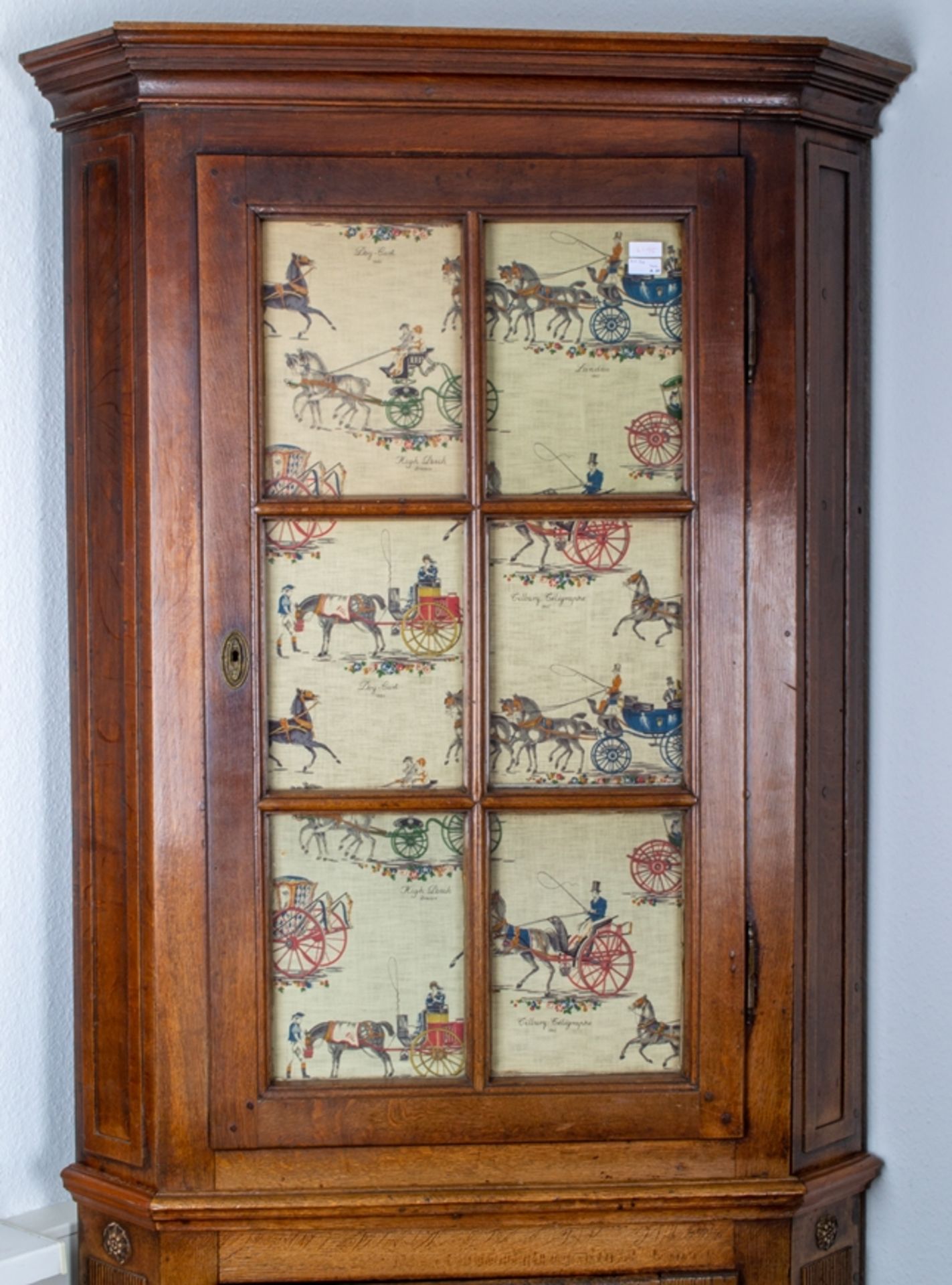 Klassische Eckvitrine/Eckschrank, norddeutsches Biedermeier um 1830, Eiche massiv, zweiteiliger - Bild 2 aus 12