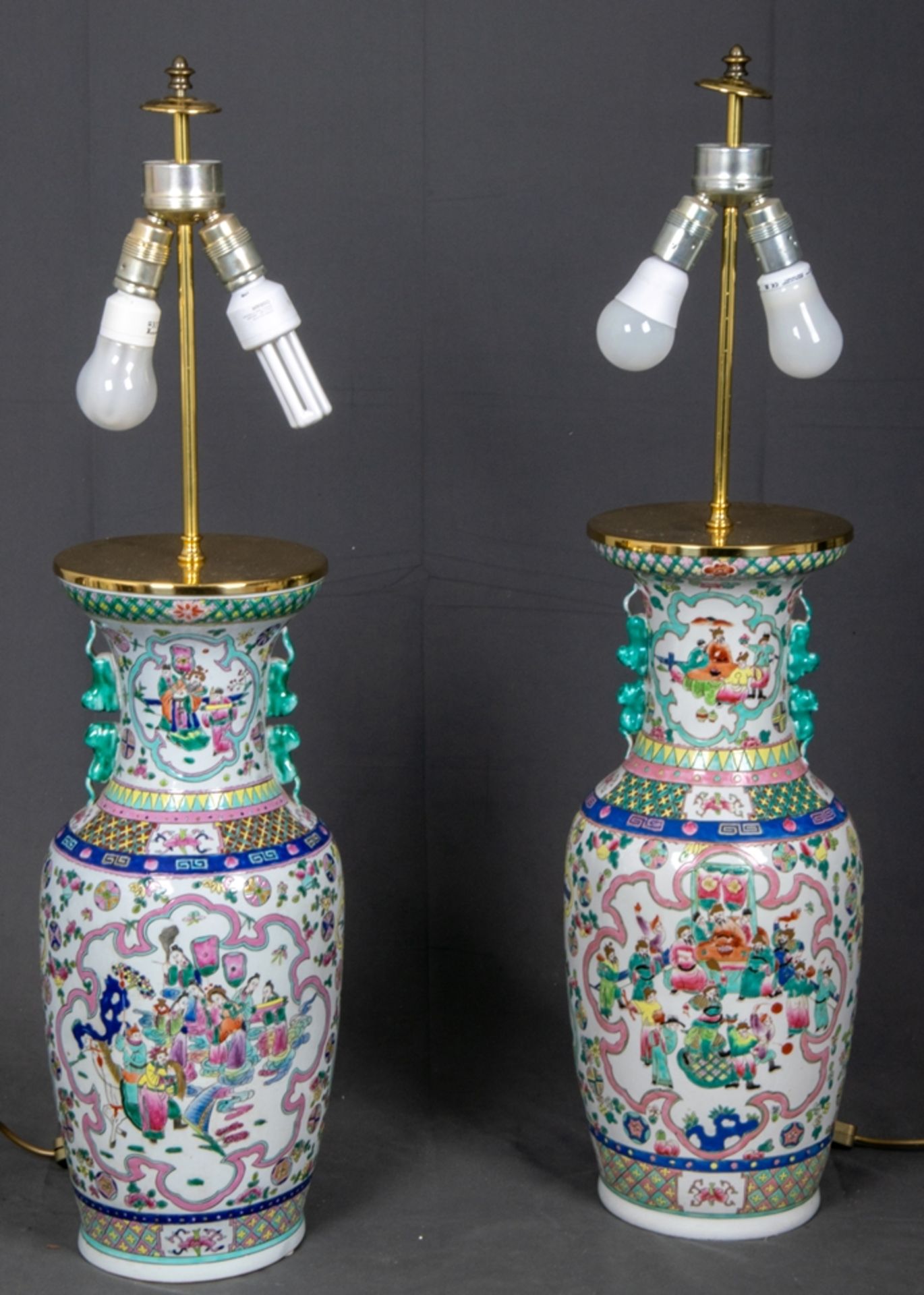 Paar dekorativer Tischlampen, hohe, bauchige Tischvasen, Weißporzellan mit polychromer - Image 2 of 13