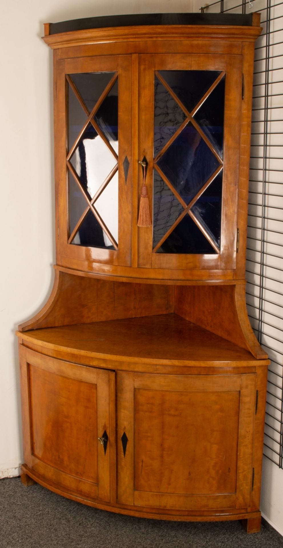 Eleganter Eckvitrinenschrank. Biedermeier deutsch um 1820/30. Obstholz massiv & furniert, - Bild 2 aus 18