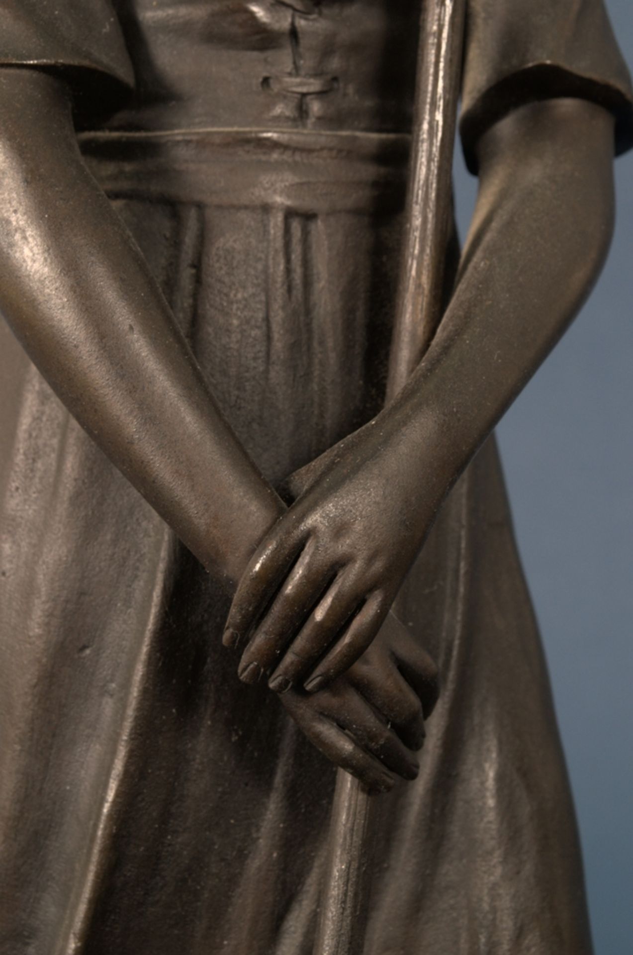 "Jungbäuerin" mit Heu-Rechen, dunkelbraun patinierte Bronze, auf naturalistisch gestalteter - Bild 20 aus 20
