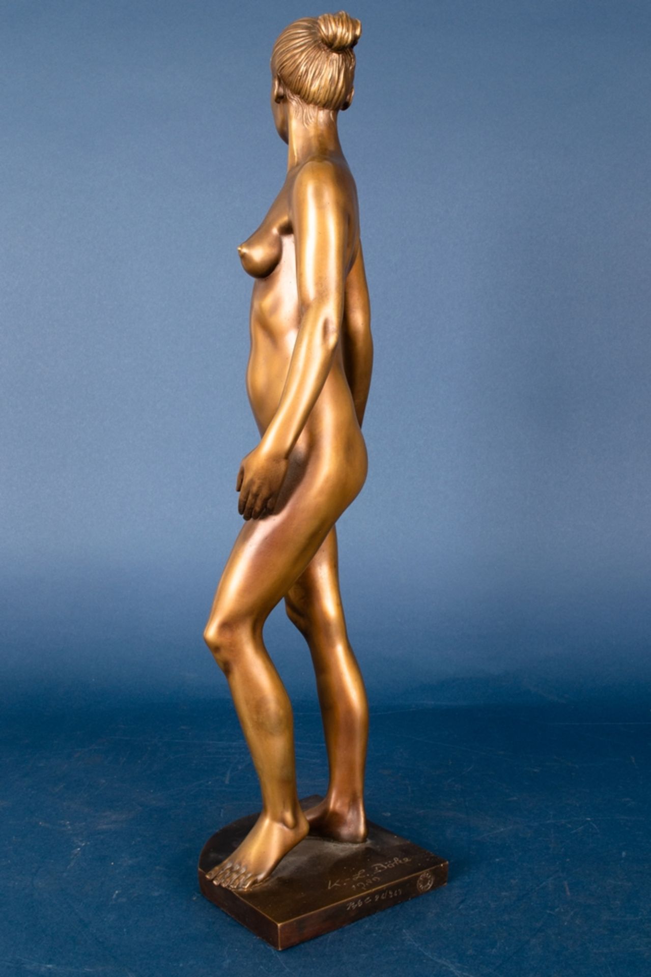 "Mädchen auf dem Weg" (Original Titel), multiple, goldbraun patinierte Bronze des Karl-Ludwig - Bild 7 aus 15