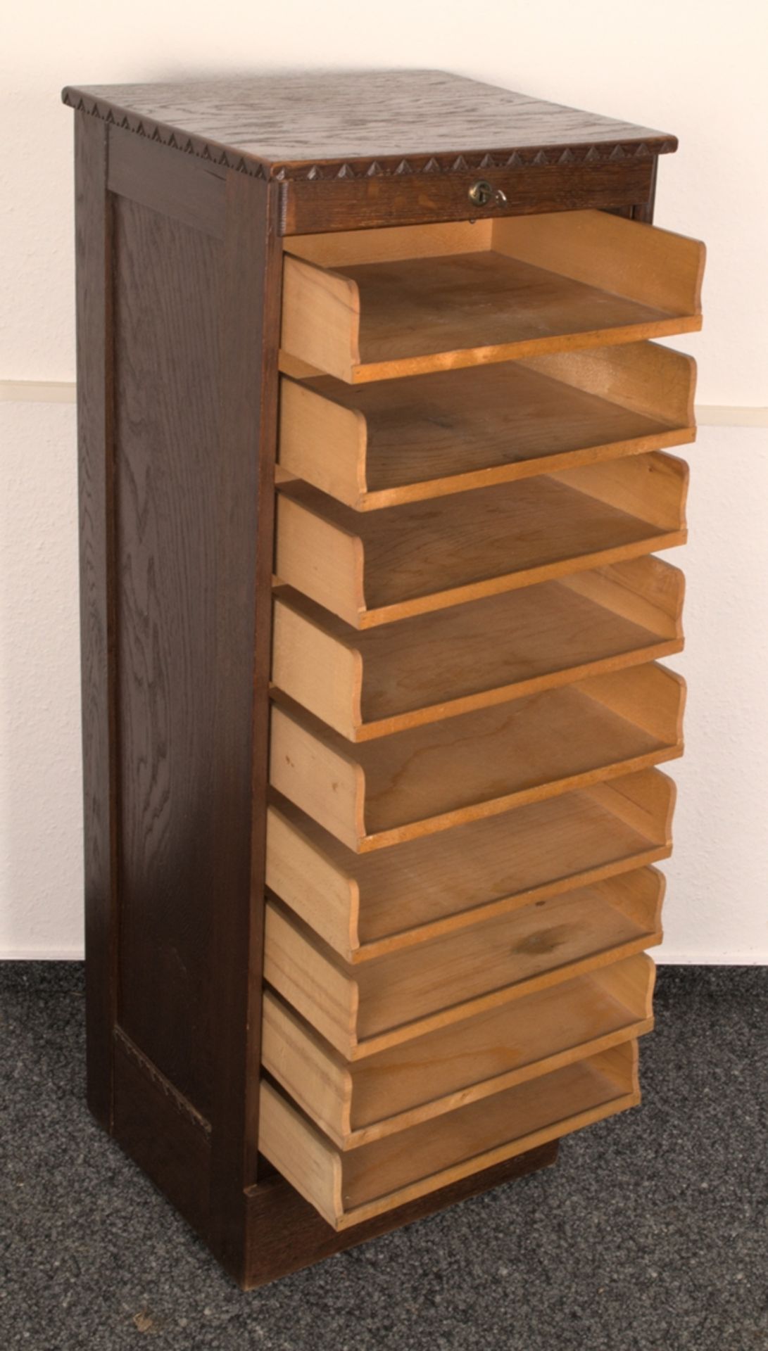 Rolladenschrank auf Rollen, Eiche, 1920er/30er Jahre, schöner Erhalt. Ca. 122 x 45 x 39 cm. - Image 7 of 9