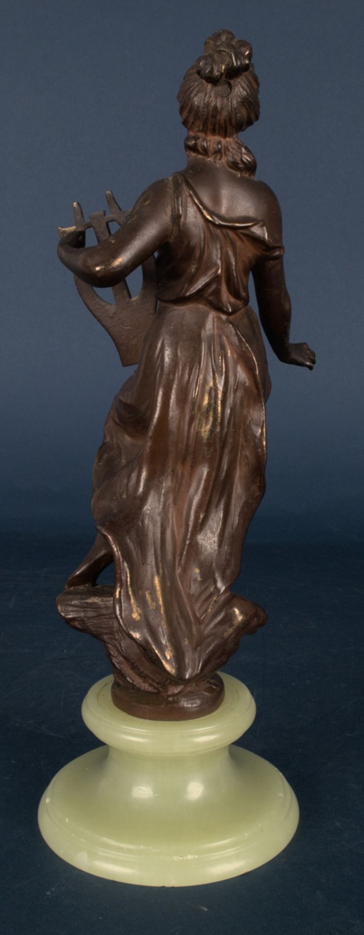 "Allegorie der Musik", bronzierte Metallgussfigur auf getreppem Onyxsockel montiert, zwei Finger der - Bild 7 aus 12