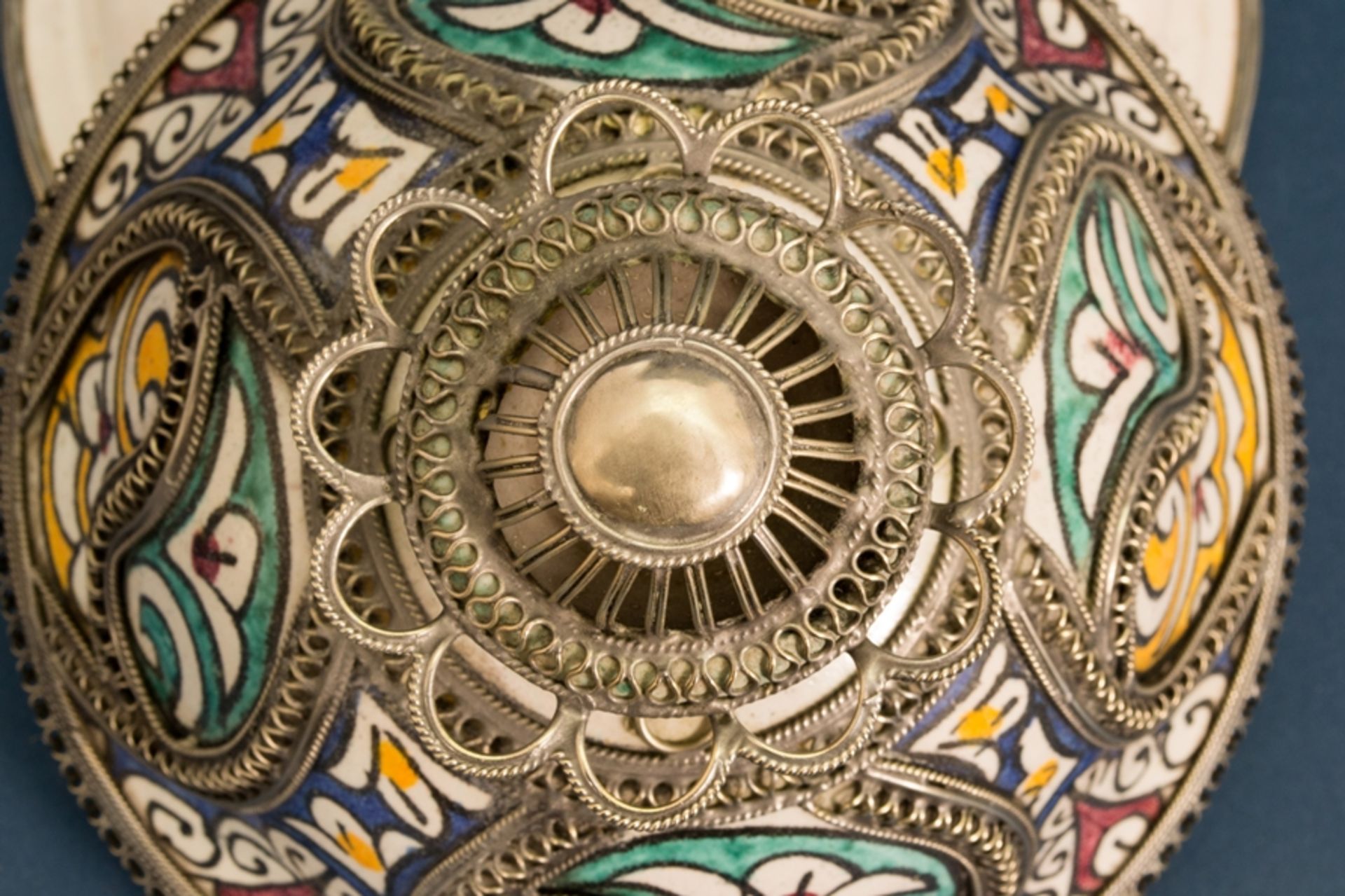 Orientalisches Deckelgefäß, polychrom staffierte, glasierte Keramik mit aufwändig gestaltetem, - Bild 12 aus 16