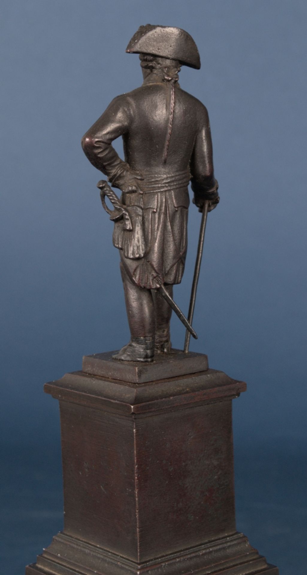 "Der alte Fritz" - Standfigur von "Friedrich dem Großen" auf mehrfach getreppem Sockel. - Bild 5 aus 14