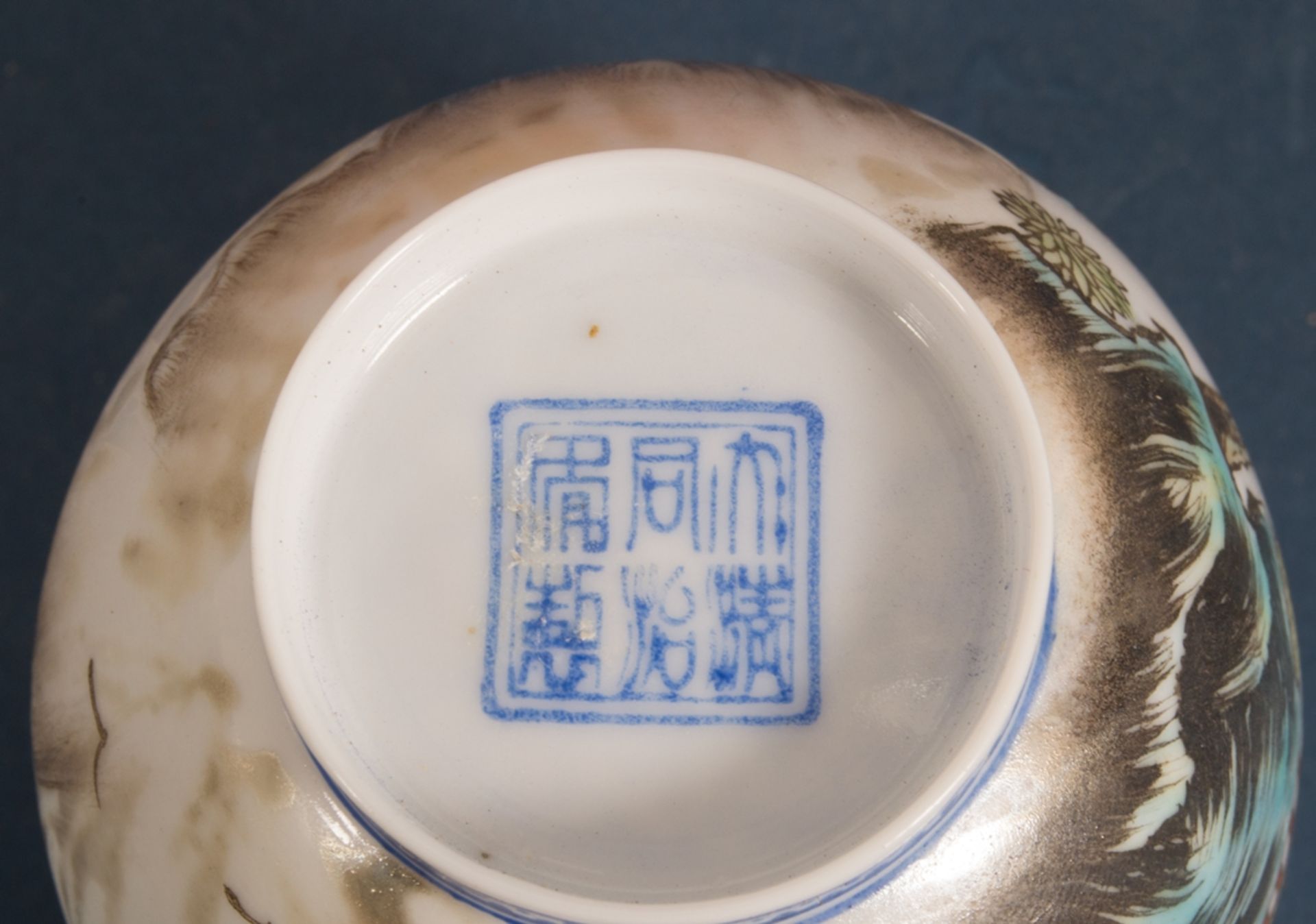 Paar Becher, Eierschalenporzellan (hauchdünn!) mit polychrom gemalter Landschaft, China Ende 20. - Bild 5 aus 6