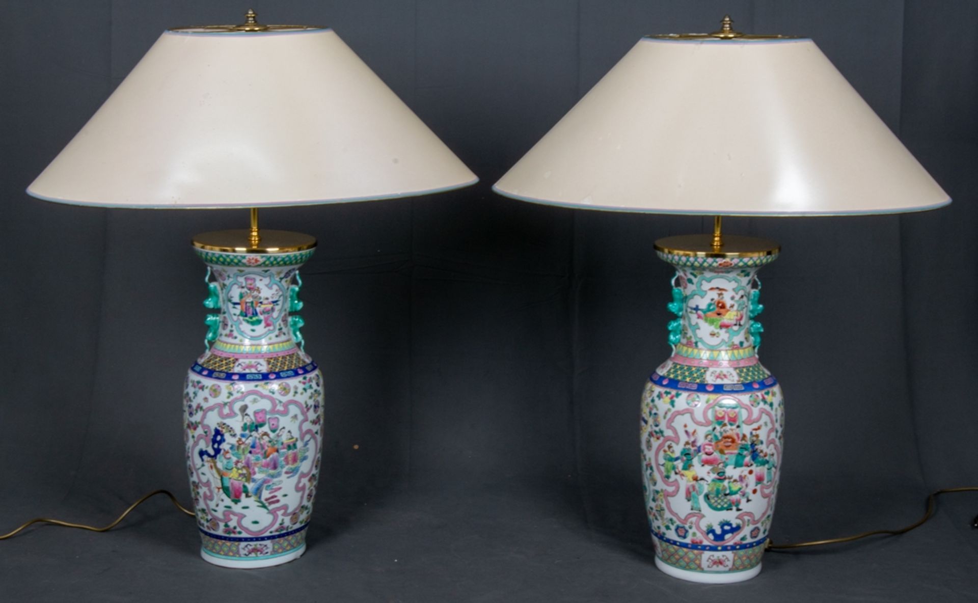 Paar dekorativer Tischlampen, hohe, bauchige Tischvasen, Weißporzellan mit polychromer