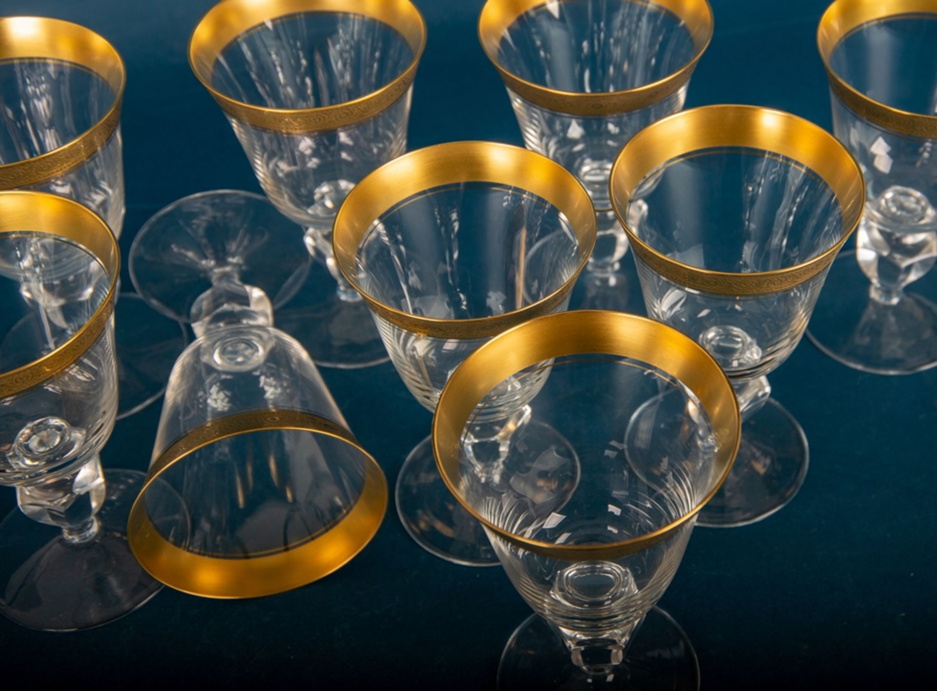 Theresienthal'er Glasmanufaktur. 12 Weingläser auf Standfuß, farbloses Kristallglas mit breitem, - Image 4 of 5