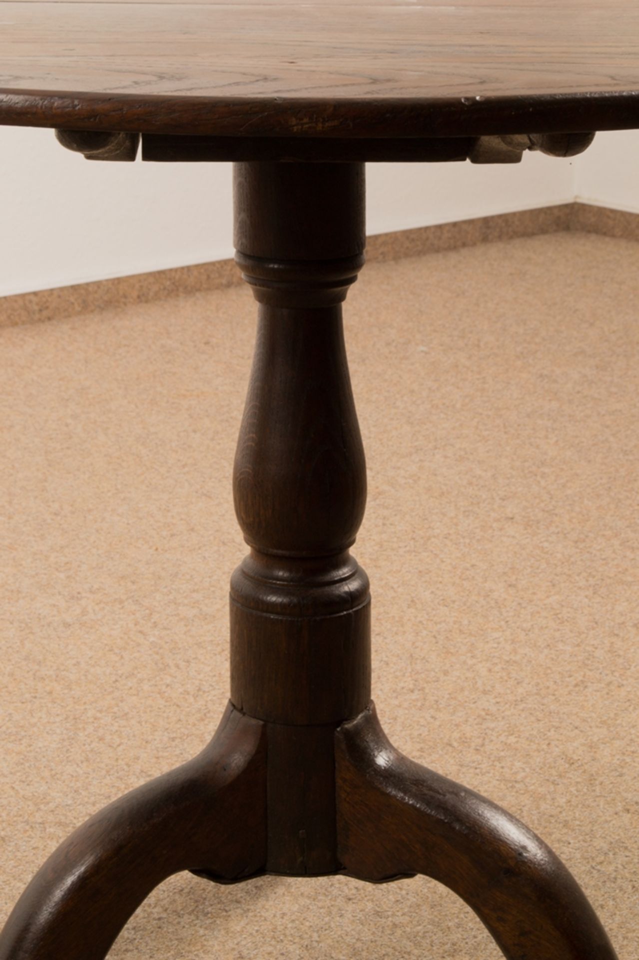 Antiker "Tripod-Table", England, 19. Jhd., dreibeiniges Tischgestell (Ulme oder Eiche) mit - Bild 4 aus 7