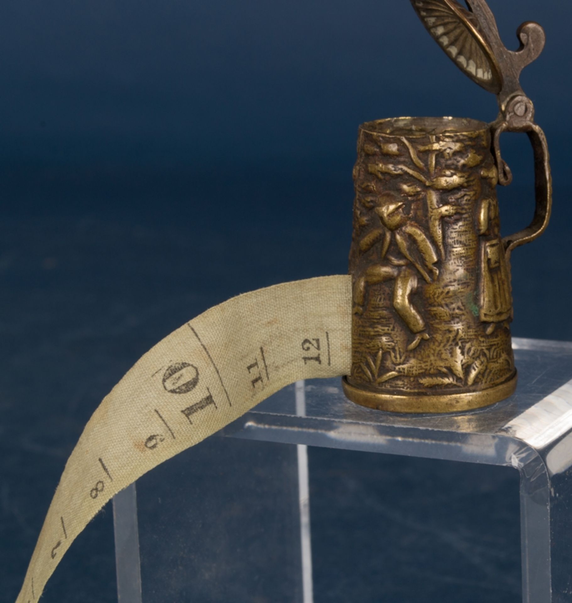 Altes/antikes Maßband in Form eines "Deckelhumpen - en - Miniature", Höhe ca. 47 mm, drehbarer - Bild 6 aus 7