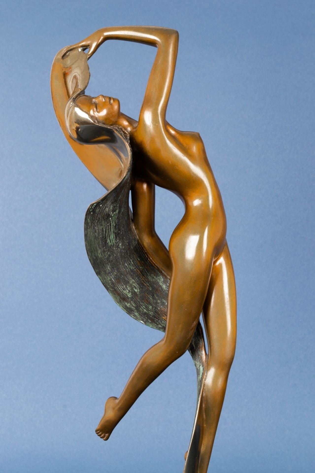 "Erotische Tänzerin" mit langem Haar. Multiple Bronze des Angelo Basso (1943 - 2011), Basso war - Bild 8 aus 9