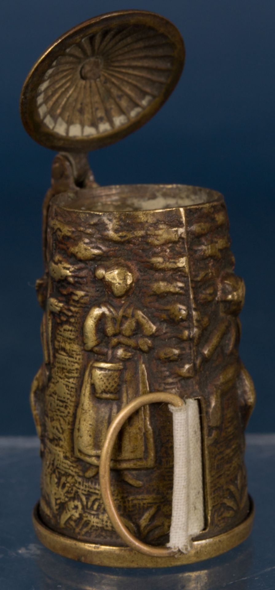 Altes/antikes Maßband in Form eines "Deckelhumpen - en - Miniature", Höhe ca. 47 mm, drehbarer - Bild 4 aus 7