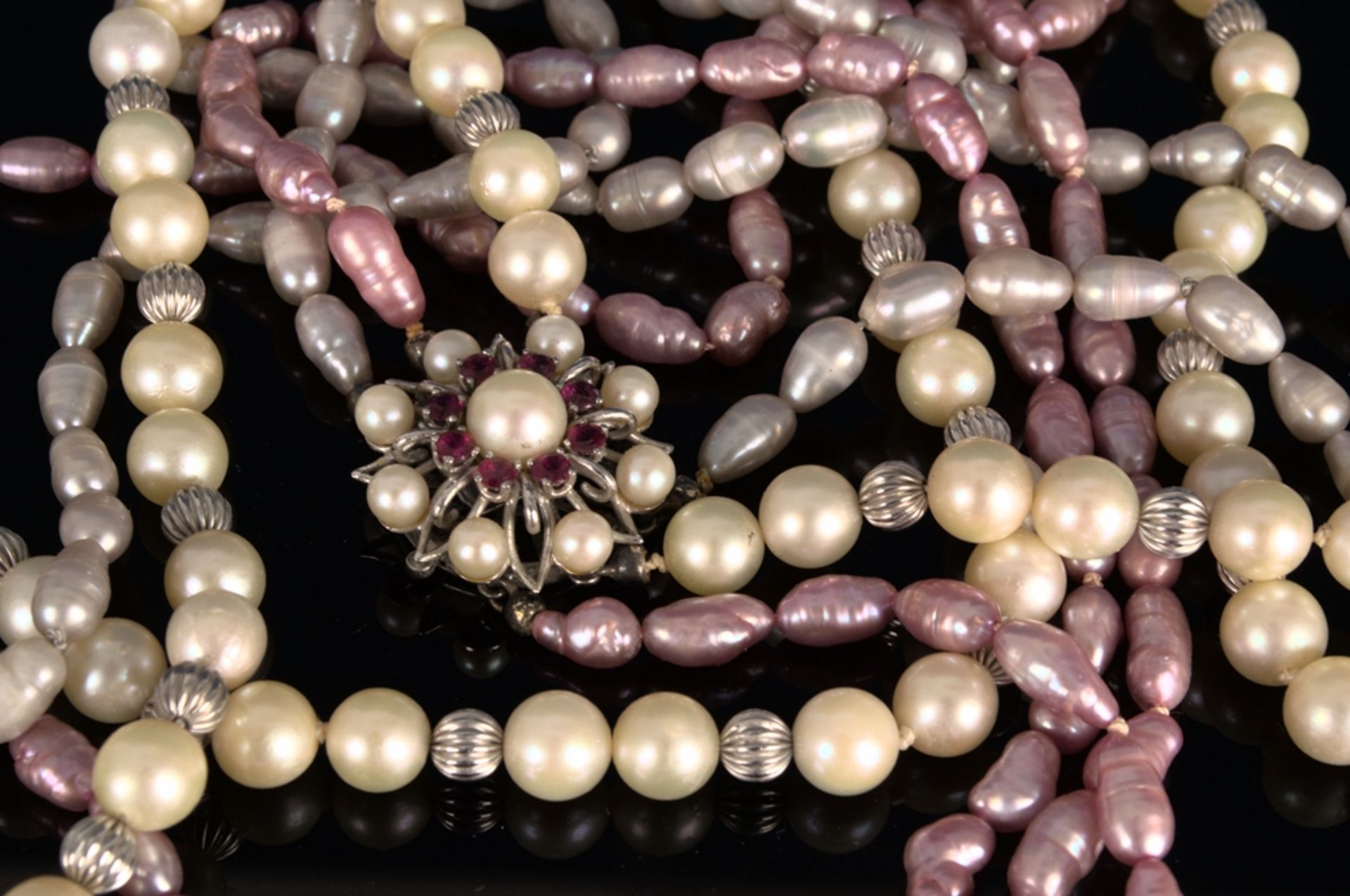 3strängige Zuchtperlen-Halskette, die Perlen von Weißgoldkügelchen unterbrochen. Weißgoldener