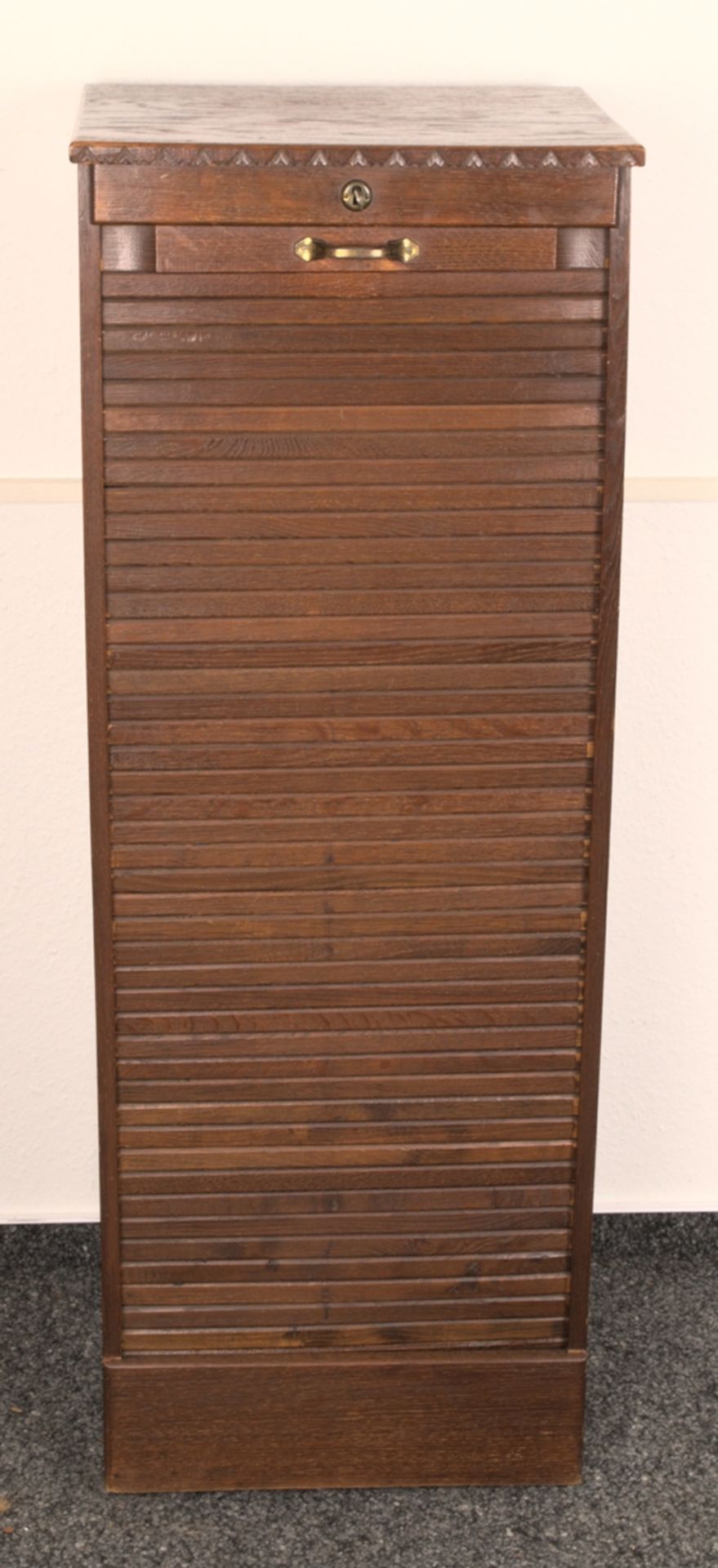 Rolladenschrank auf Rollen, Eiche, 1920er/30er Jahre, schöner Erhalt. Ca. 122 x 45 x 39 cm.