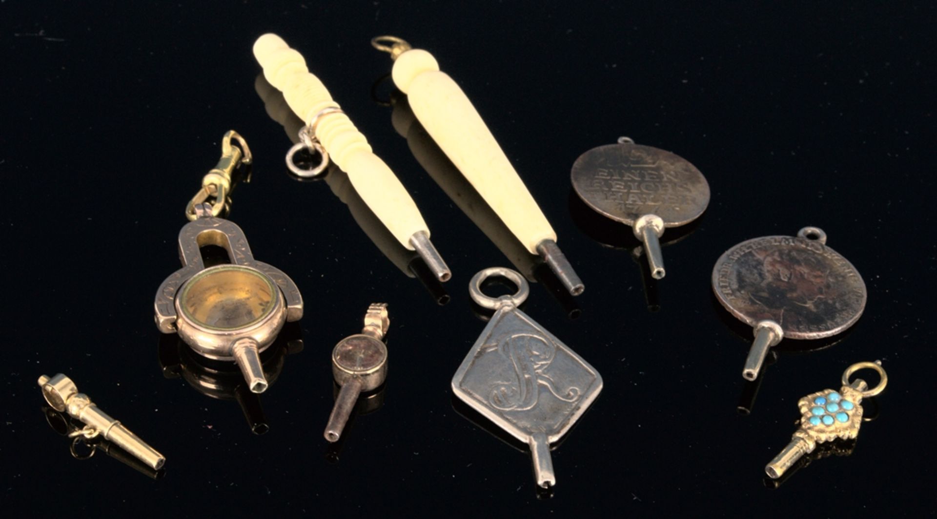 9teilige Sammlung versch. Taschenuhrenschlüssel, überwiegend 19. Jhd. Versch. Alter, Größen, - Bild 2 aus 18
