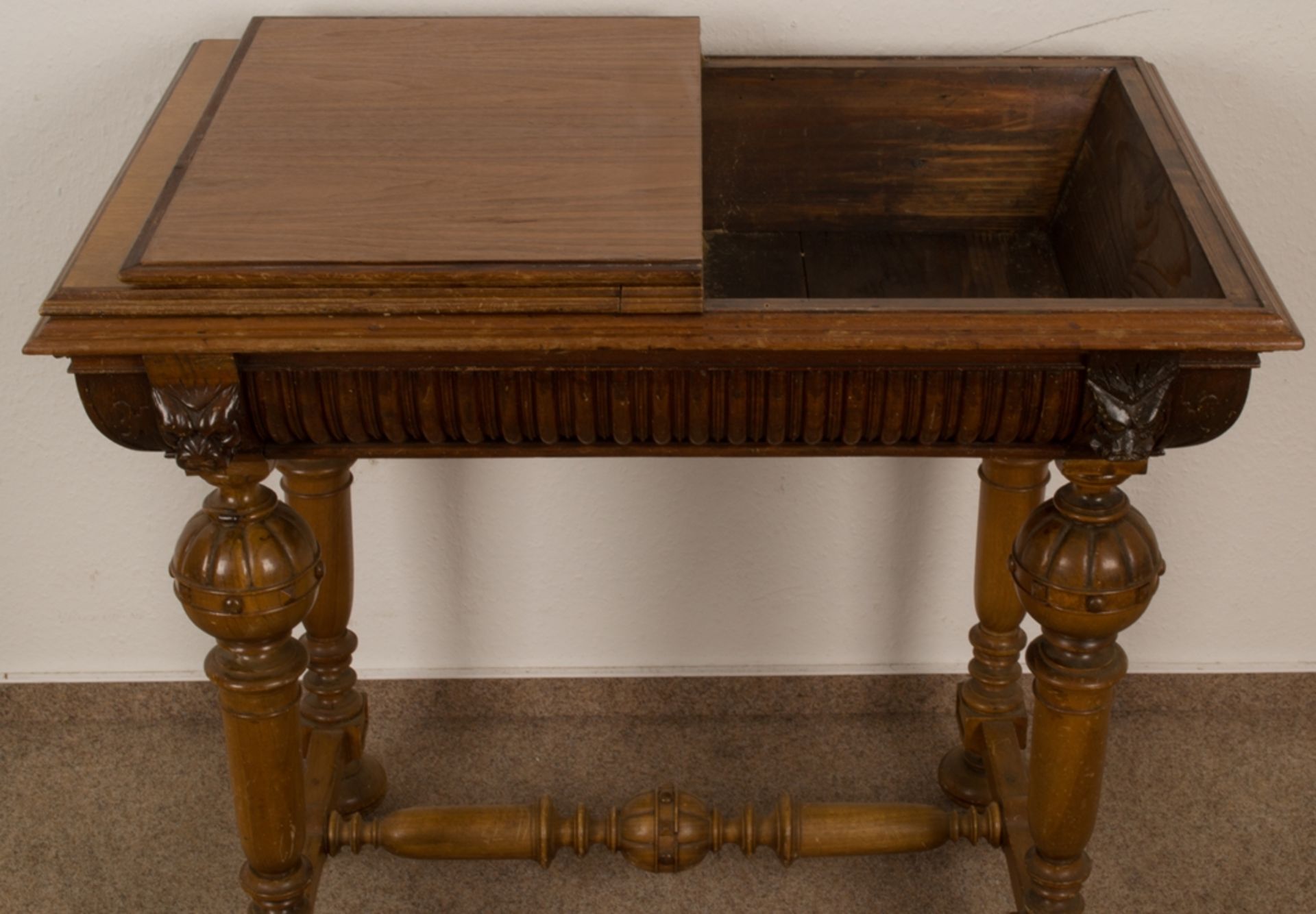 Spieltisch Nussbaum & Eiche, deutsch um 1900. Klappbare Tischplatte teilweise ergänzt. - Bild 9 aus 11