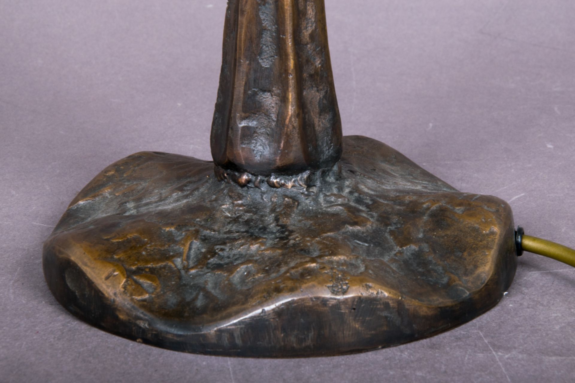 Schwere Tischlampe in Tiffany-Manier, handgefertigter Glasschirm (Höhe ca. 22 cm, Durchmesser ca. - Bild 8 aus 9