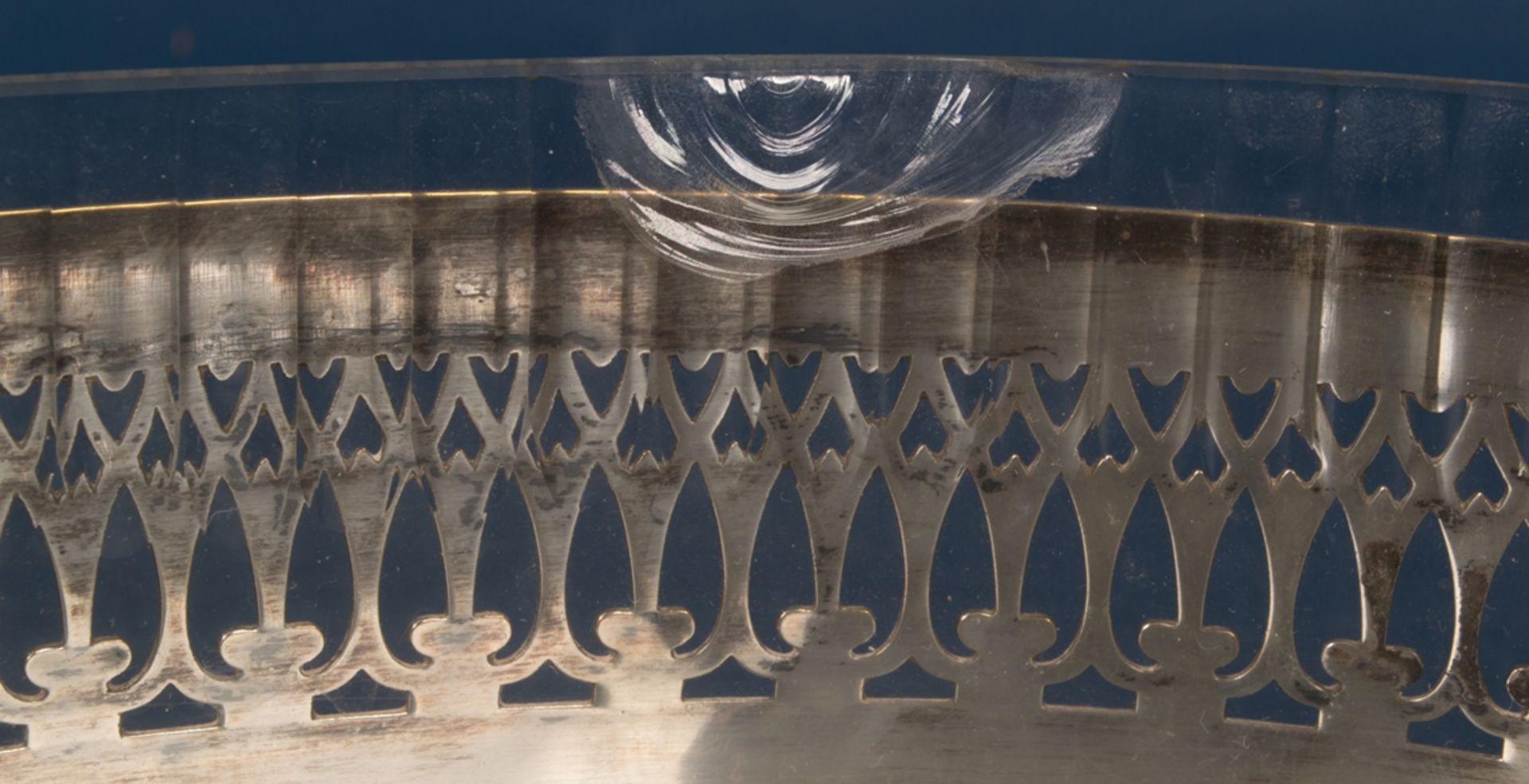 Ovale Jardiniere mit orig. Glaseinsatz (gechipt), Versilberung stellenweise verputzt. Länge ca. 37 - Bild 5 aus 7