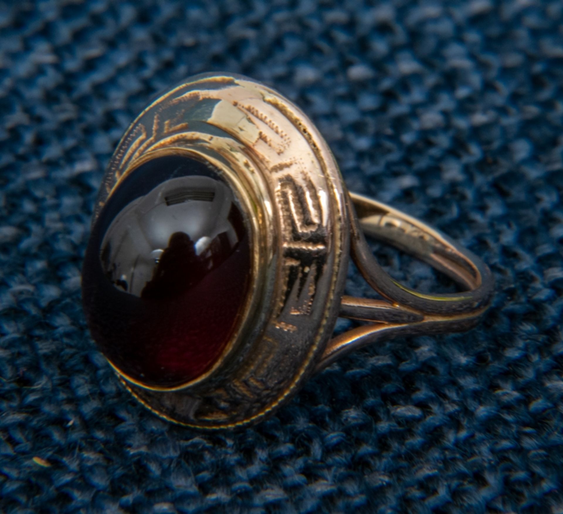 Granatring, 585er Roségold, Ringinnendurchmesser ca. 17 mm, Ende 19./Anfang 20. Jhd. Säure geprüft.