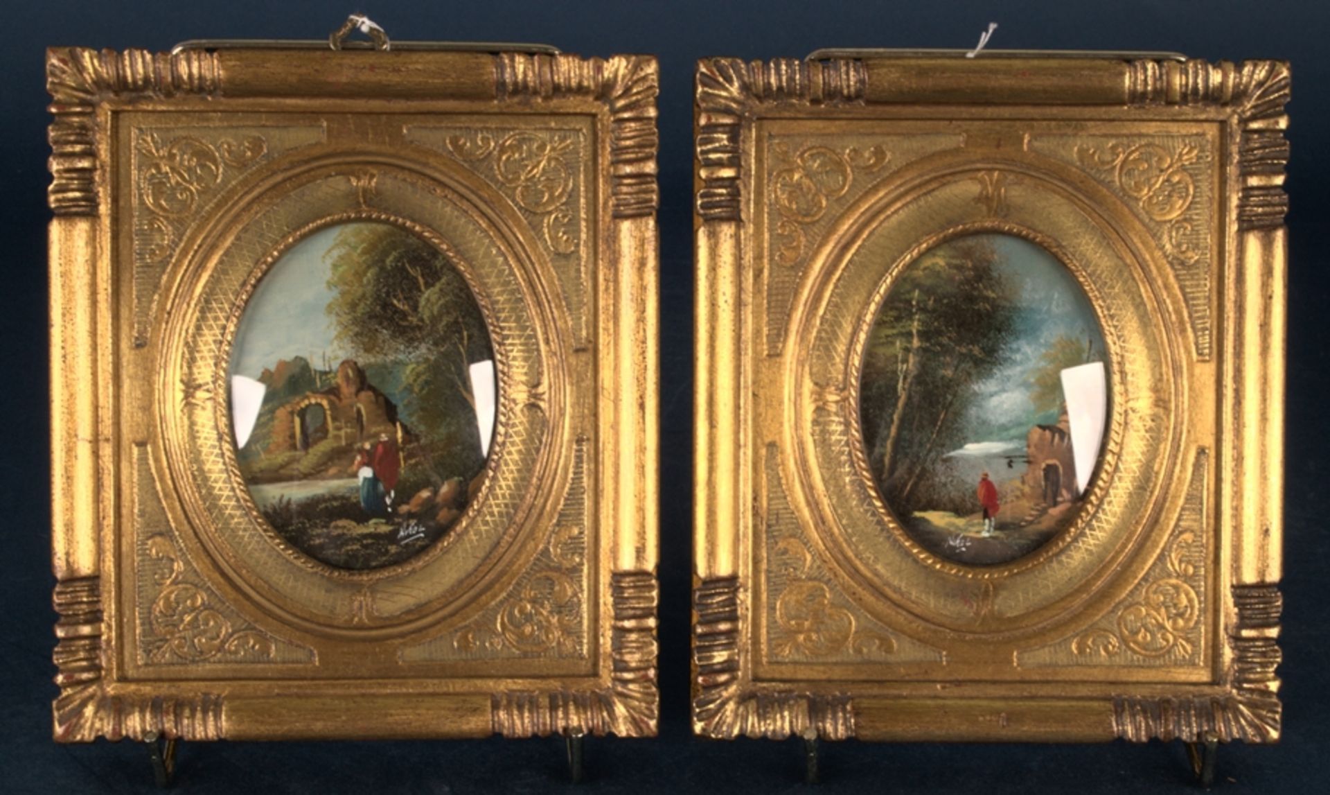 Zwei dekorative "goldene Rahmen" mit handgemalten Landschaftsbildern hinter Glas gerahmt.