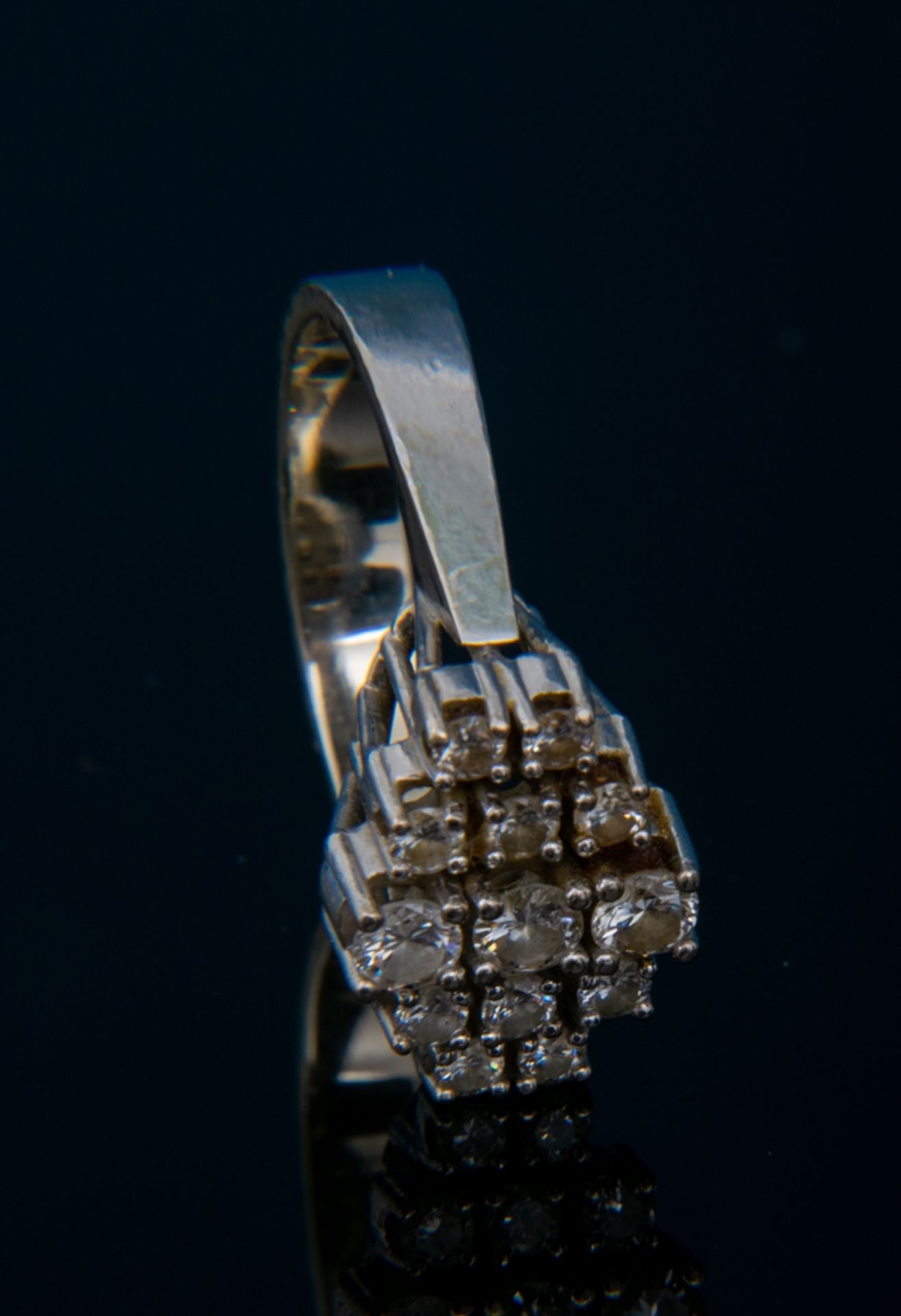 Prächtiger 585er Weißgoldring mit Diamantbesatz. 13 Steine von zusammen ca. 0,55 ct. - Bild 5 aus 6