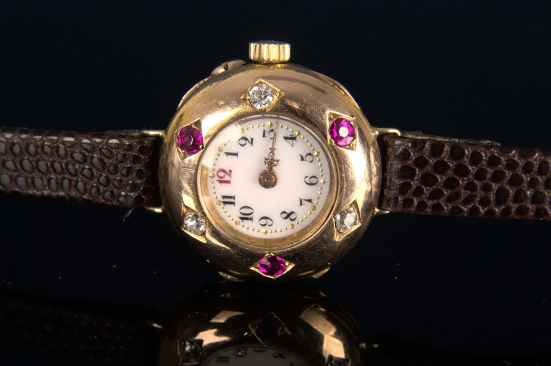 Elegante, frühe Damenarmbanduhr, um 1900, rundes, an der Oberseite gewölbtes, massives 585er