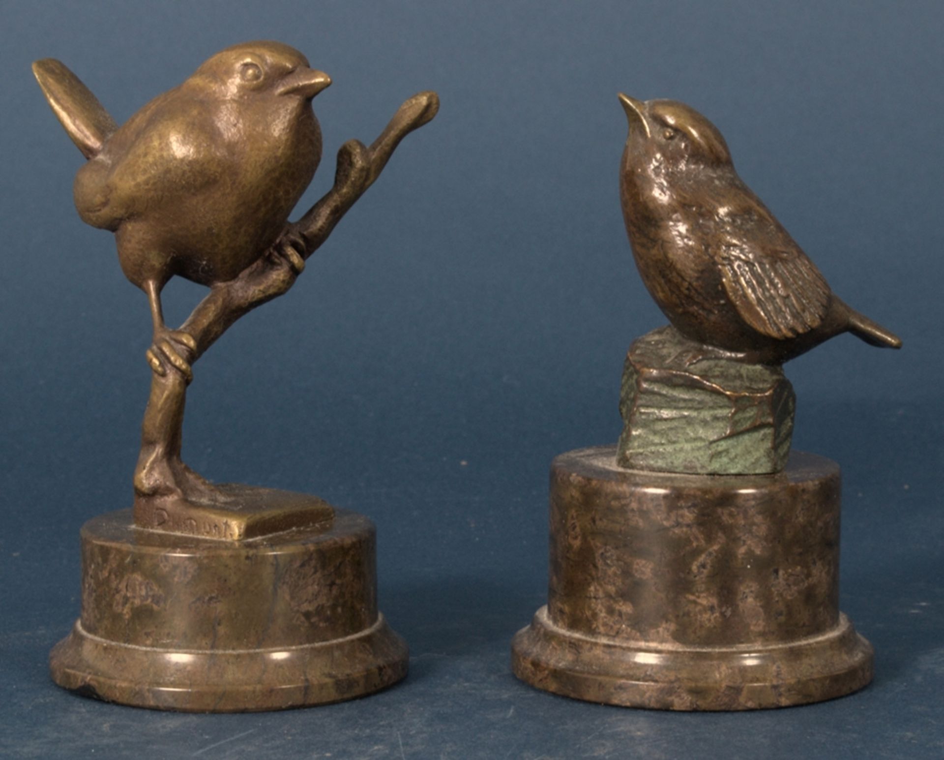 Zwei Kleinbronzen: "Vogel auf Stein" & "Vogel auf Ast" (signiert K. Heynen-Dumont), auf runden
