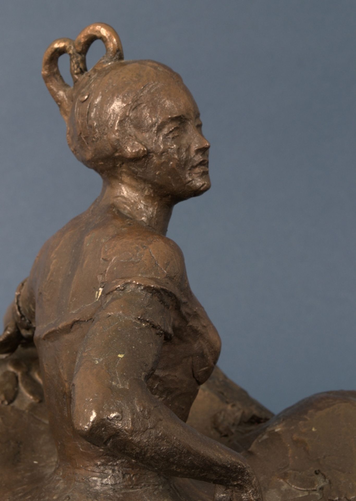 "IREN(E) EDEN ALS ZERBINETTA" - bräunlich patinierte Bronze einer schlanken jungen Frau auf einem - Bild 21 aus 27