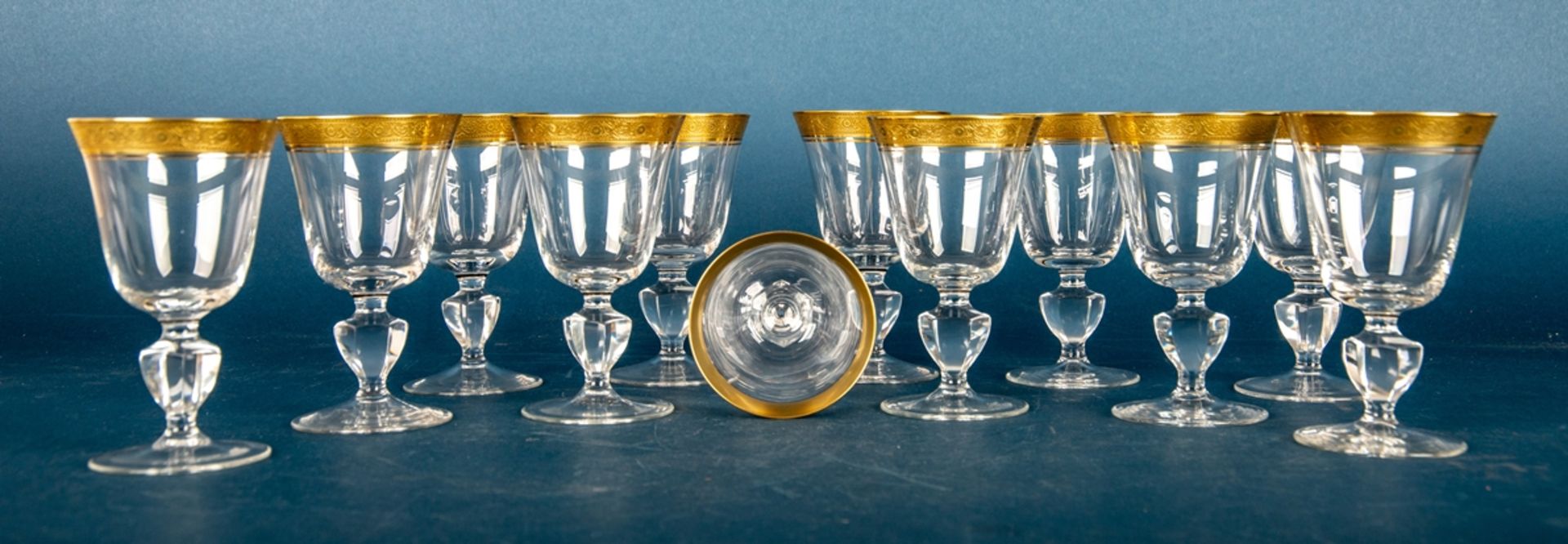 Theresienthal'er Glasmanufaktur. 12 Weingläser auf Standfuß, farbloses Kristallglas mit breitem,