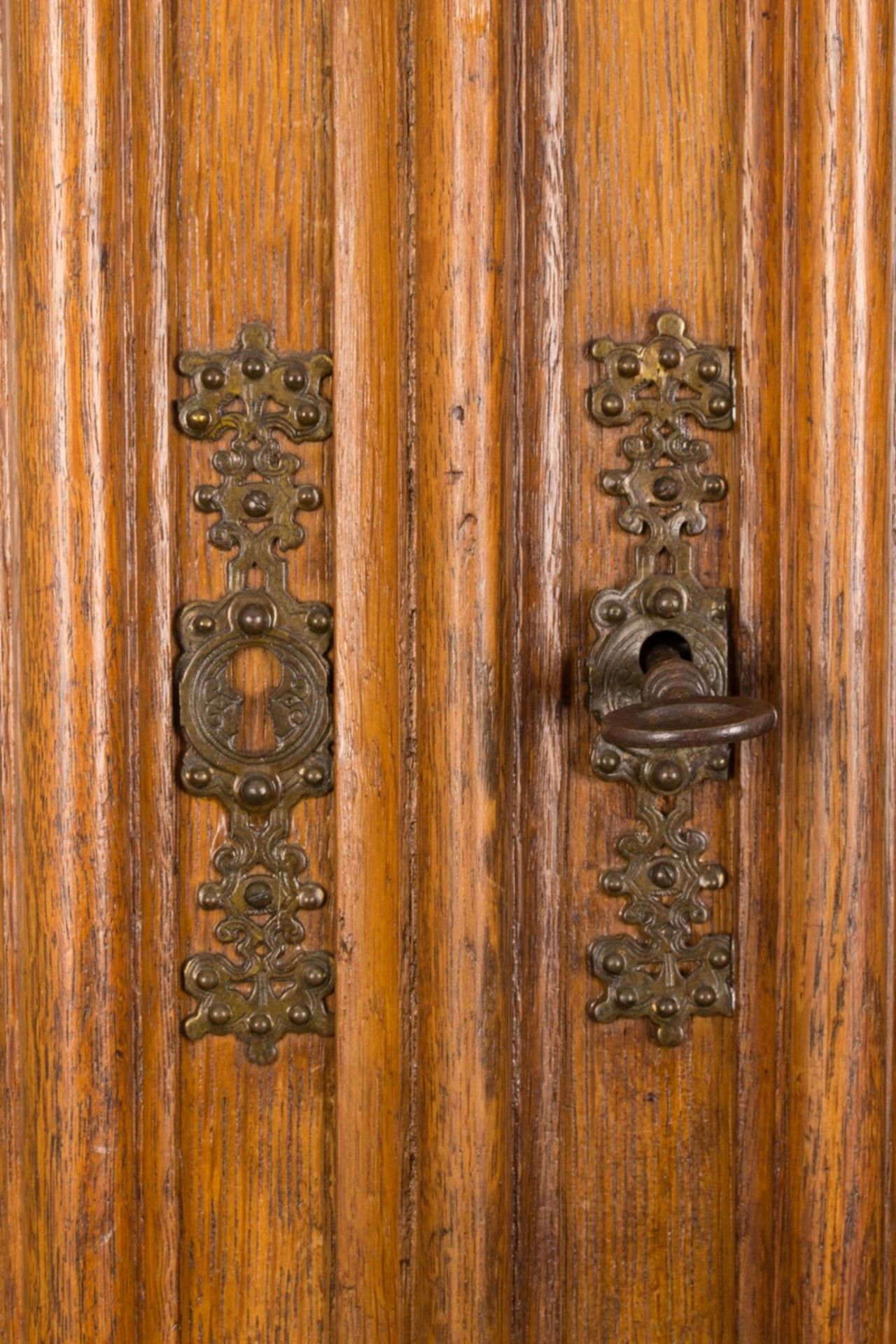 Bücherschrank aus einem "Jagdzimmer". Eiche hell. Exemplarische deutsche Gründerzeit um 1880/90. - Bild 12 aus 21